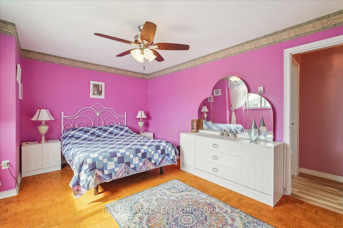 3 Bedrooms Condo at 15 Torrance, Toronto For sale