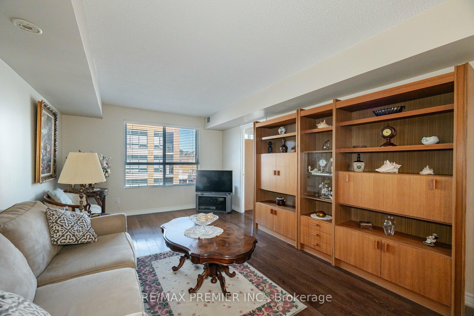 2 Bedrooms Condo at 121 Woodbridge,  Vaughan For sale