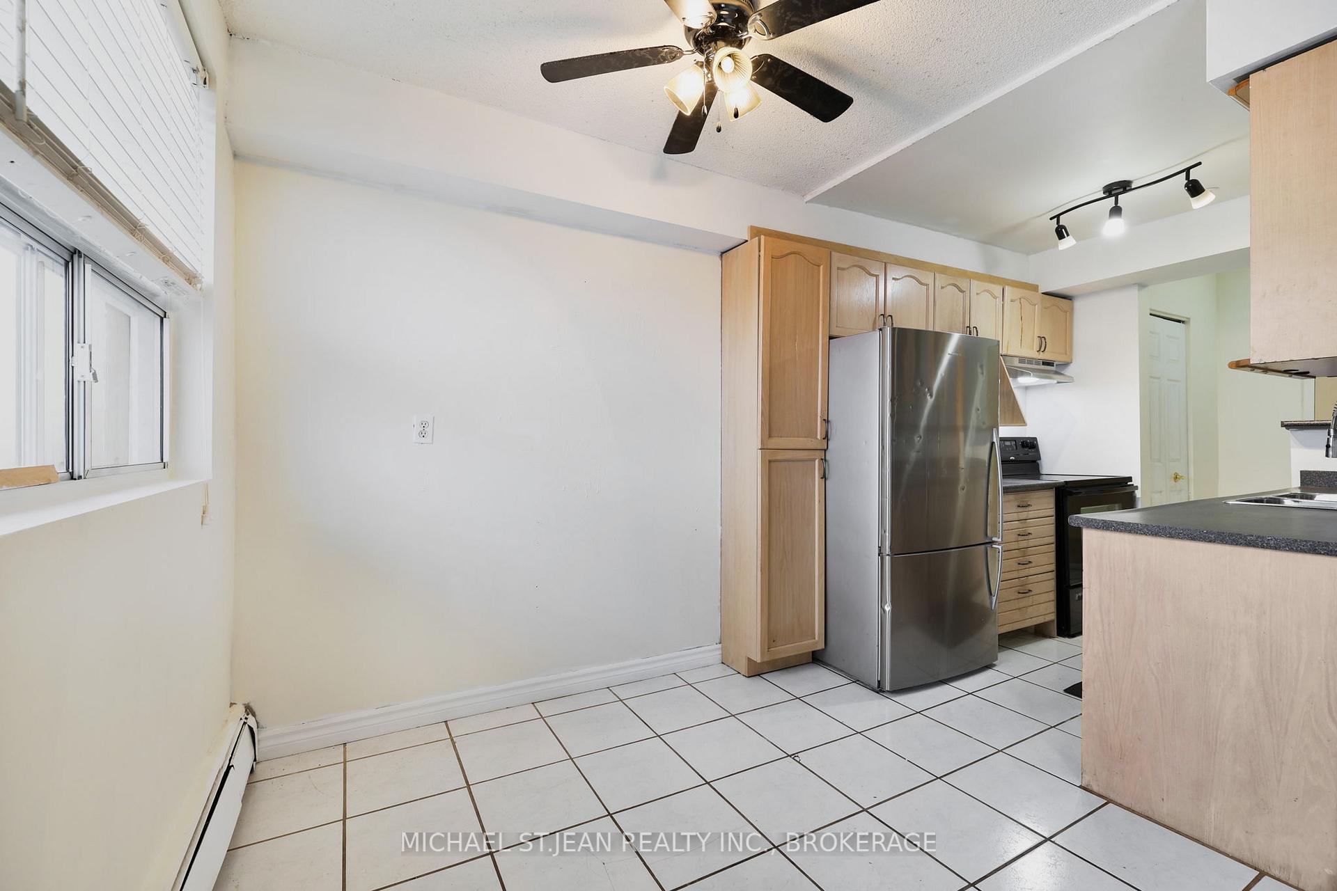 2 Bedrooms Condo at 851 Queenston,  Hamilton For sale
