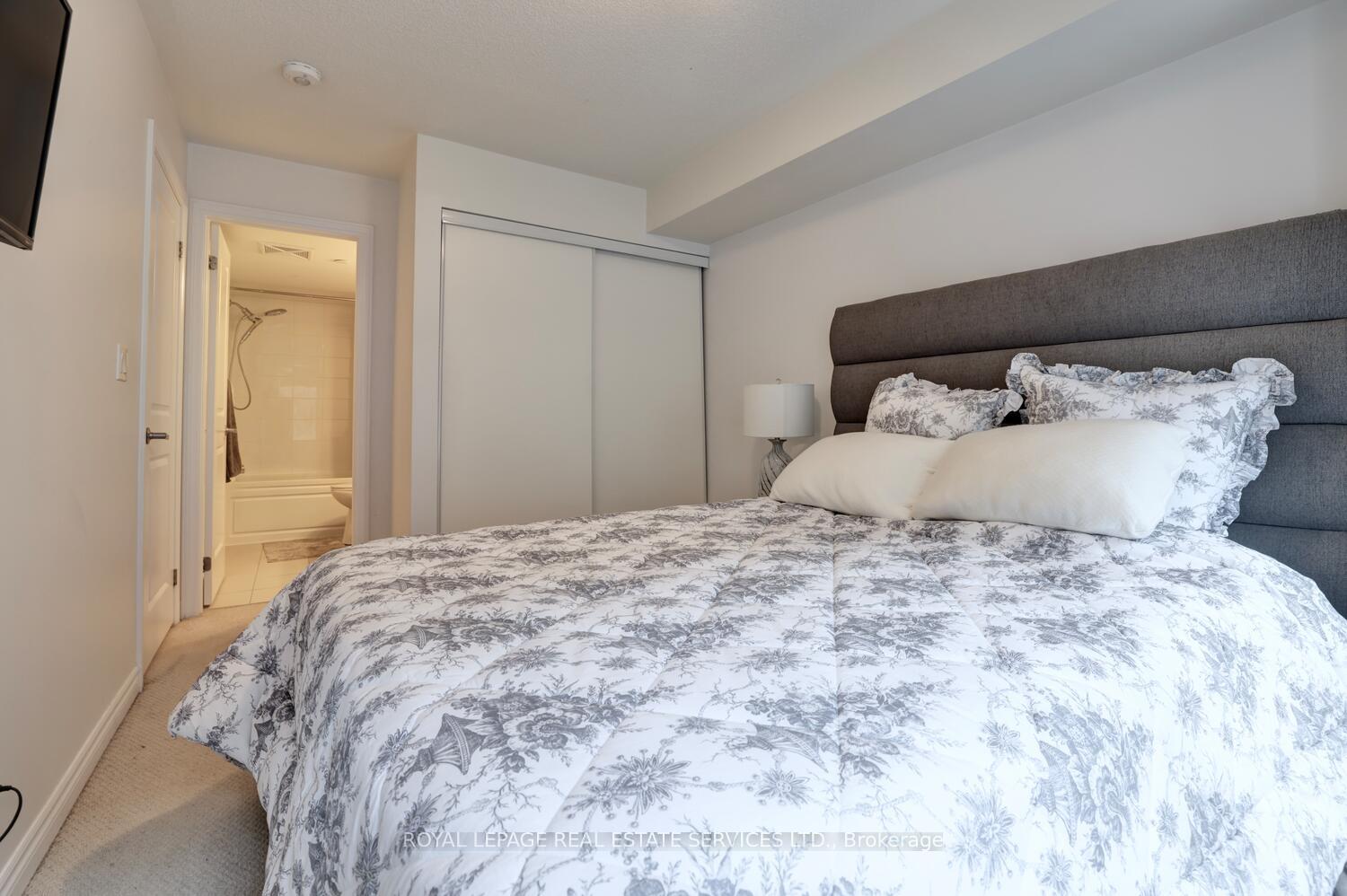 2 Bedrooms Condo at 100 Long Branch,  Toronto For sale