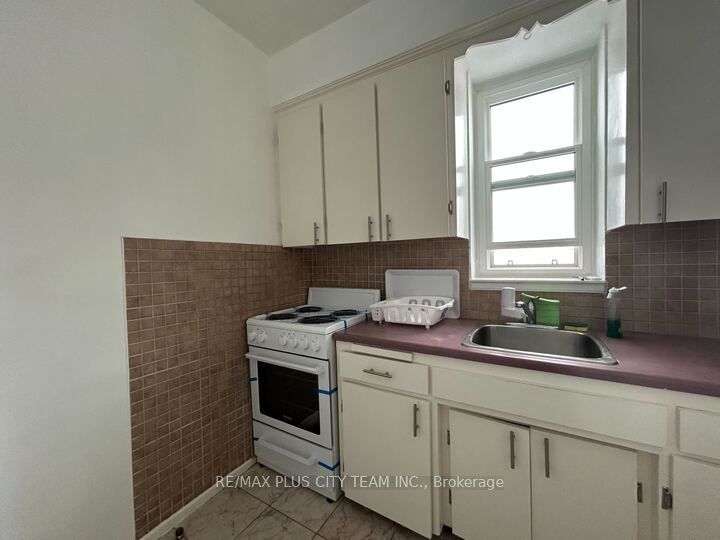 2000 Bloor Street W, #411