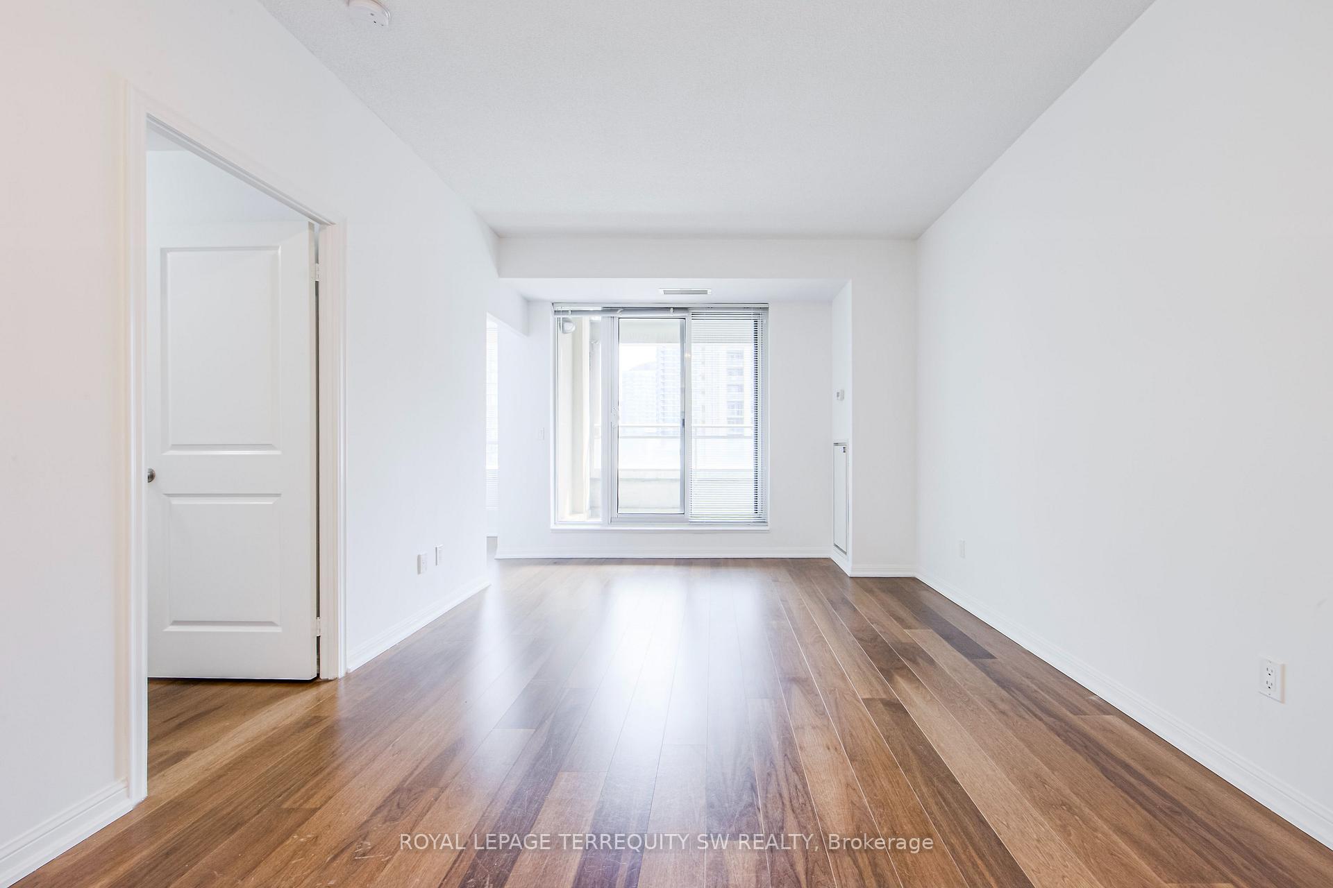 3 Bedrooms Condo at 628 Fleet, Toronto For sale