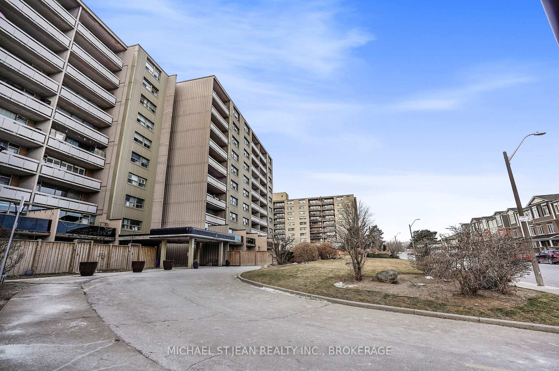 3 Bedrooms Condo at 15 Albright,  Hamilton For sale