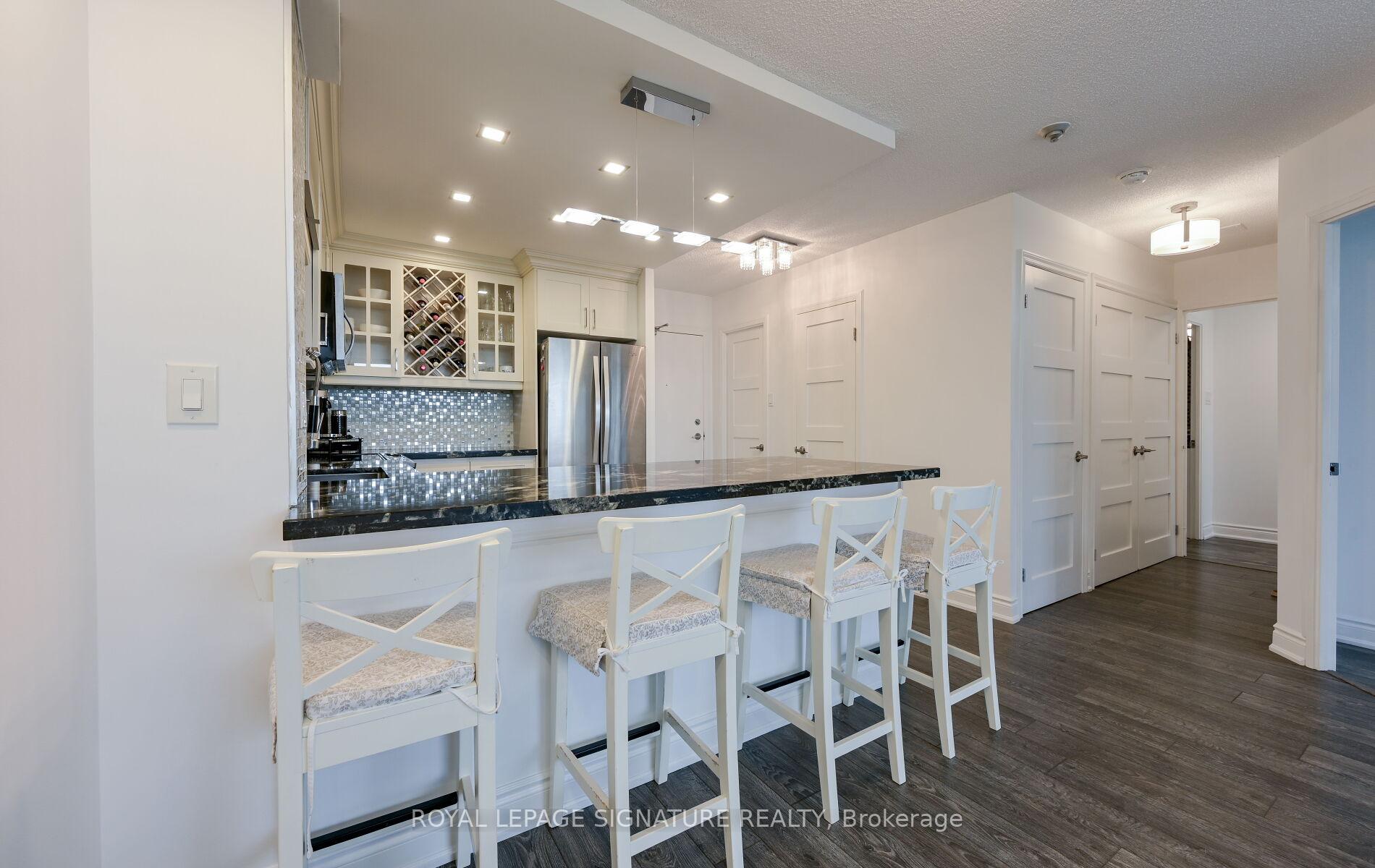 2 Bedrooms Condo at 75 King, Mississauga For sale