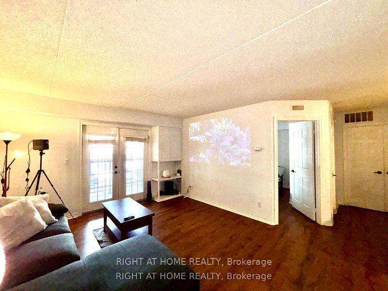 2 Bedrooms Condo at 4025 Kilmer, Burlington For sale