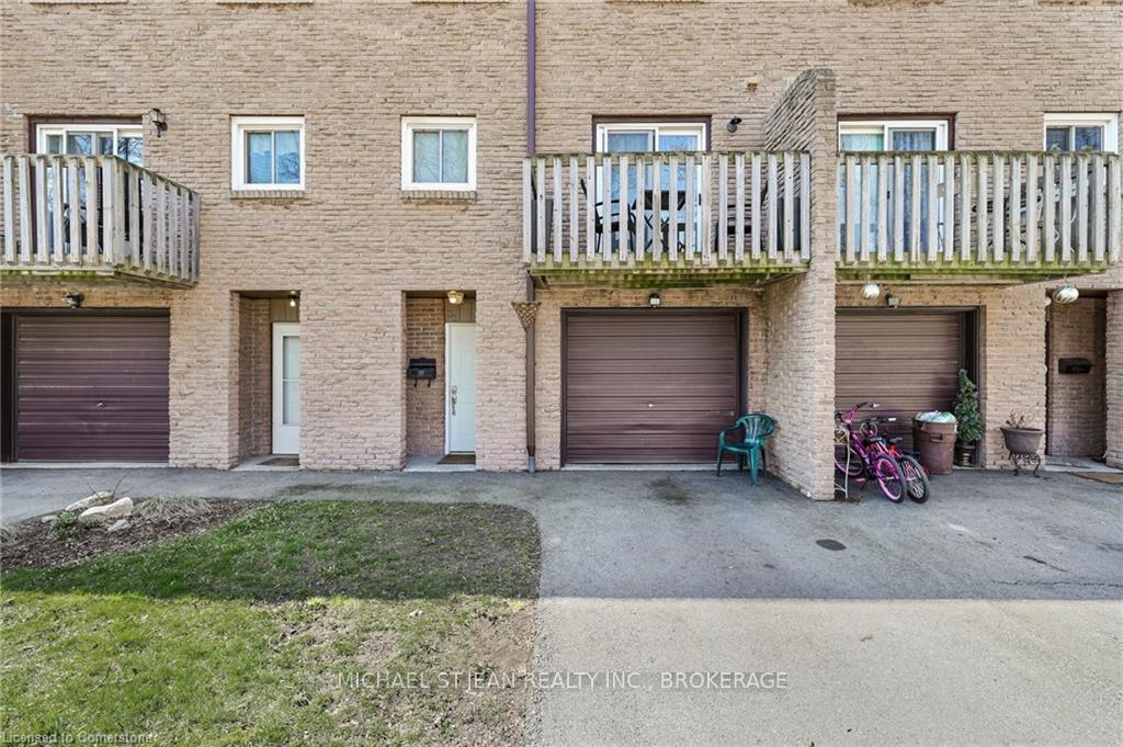 3 Bedrooms Condo at 985 Limeridge,  Hamilton For sale