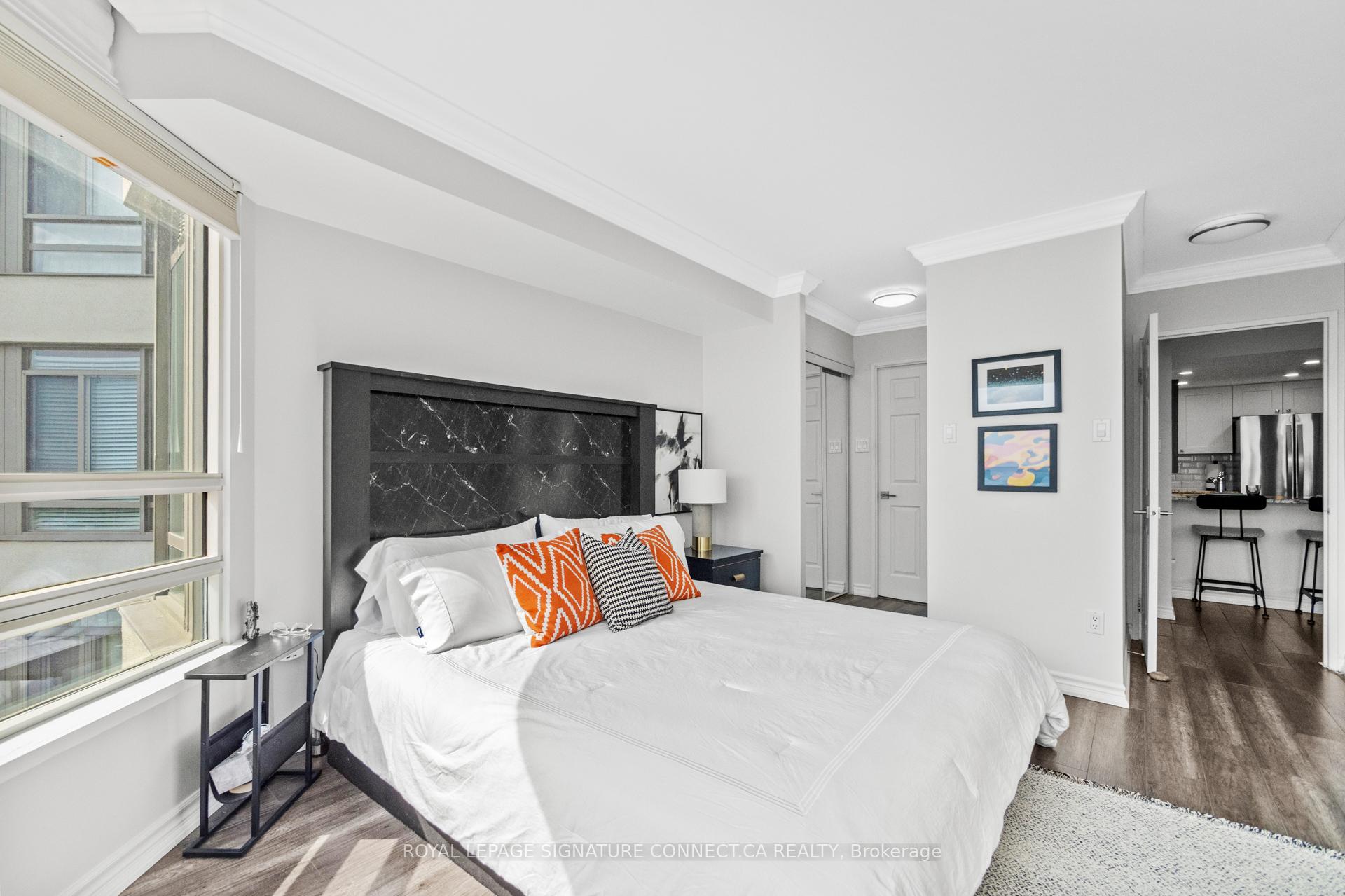2 Bedrooms Condo at 75 King, Mississauga For sale