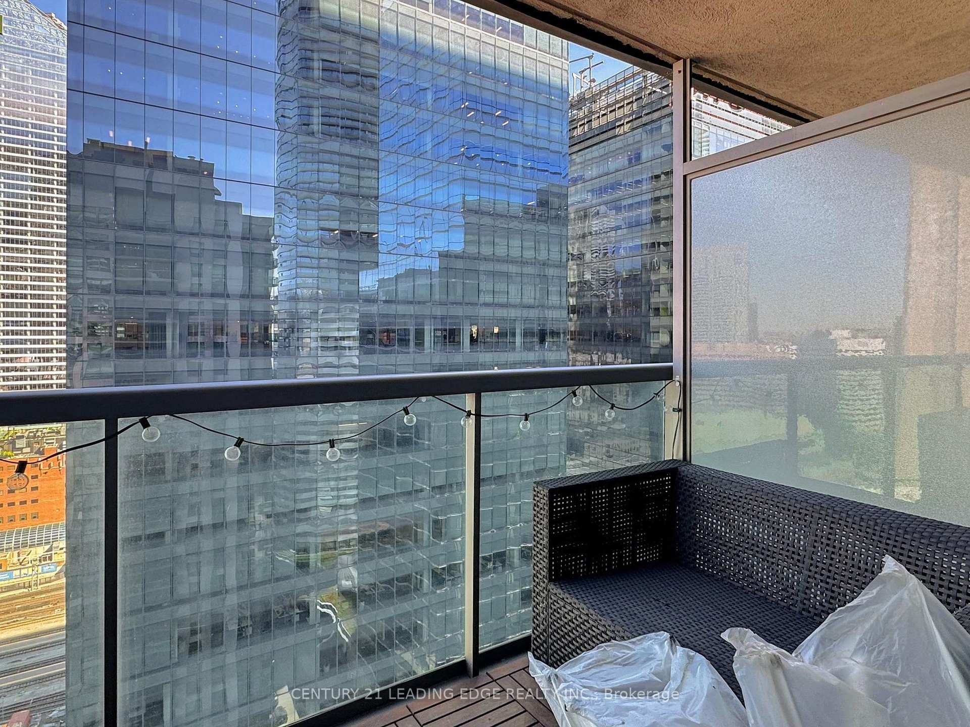 2 Bedrooms Condo at 30 Grand Trunk, Toronto For sale