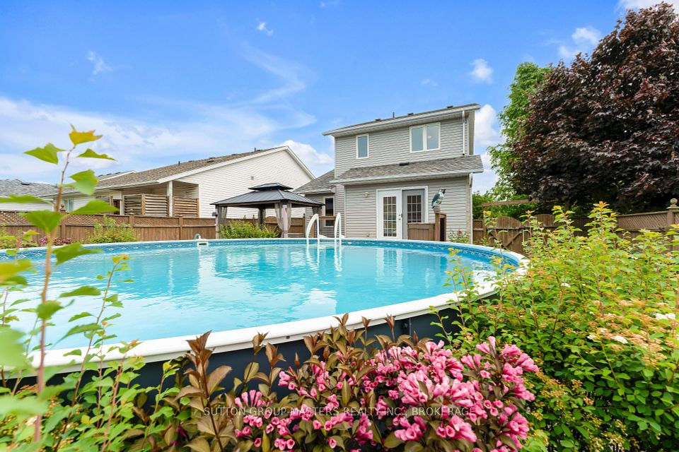 916 Rainbow Crescent