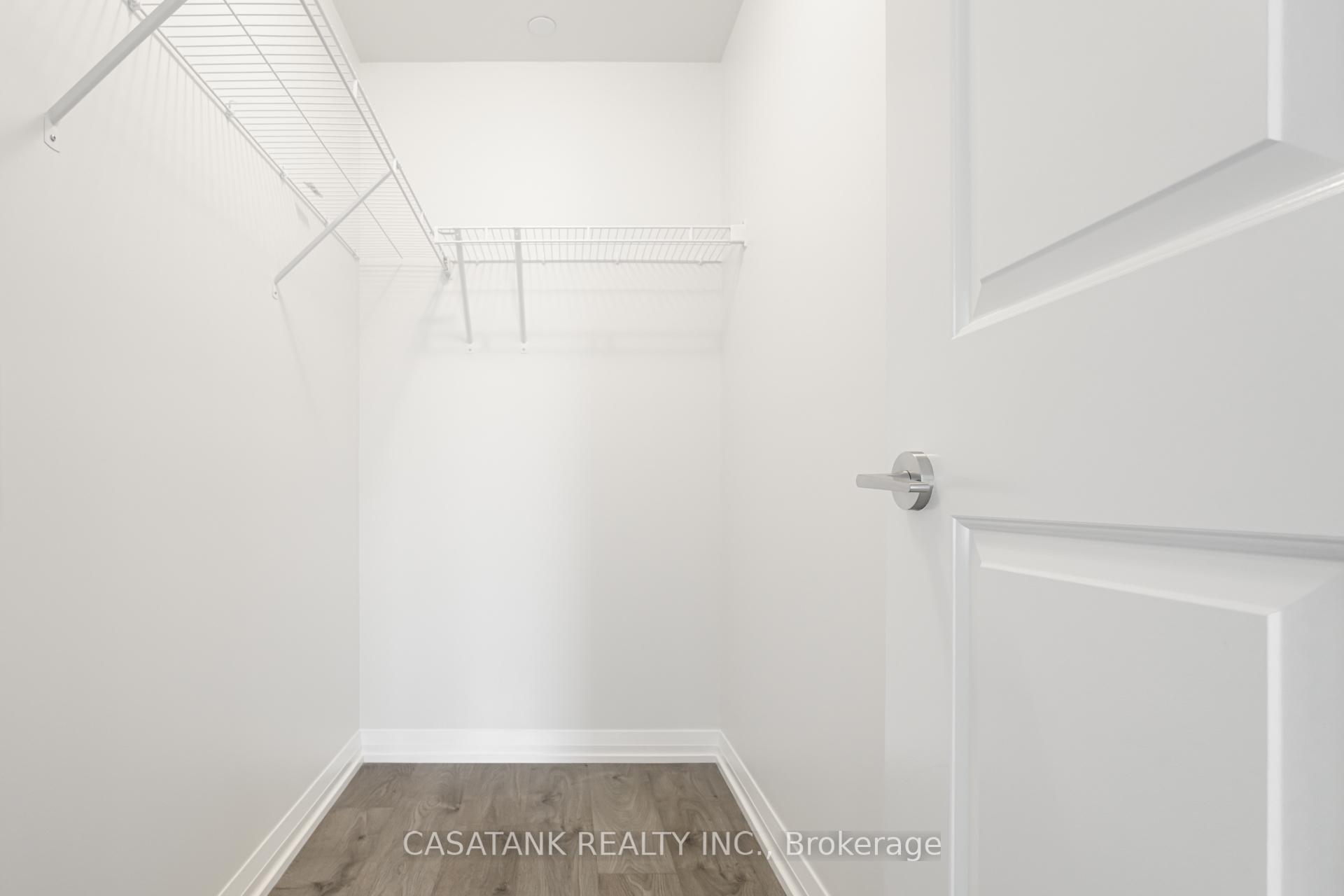 2 Bedrooms Condo at 35 Watergarden, Mississauga For sale