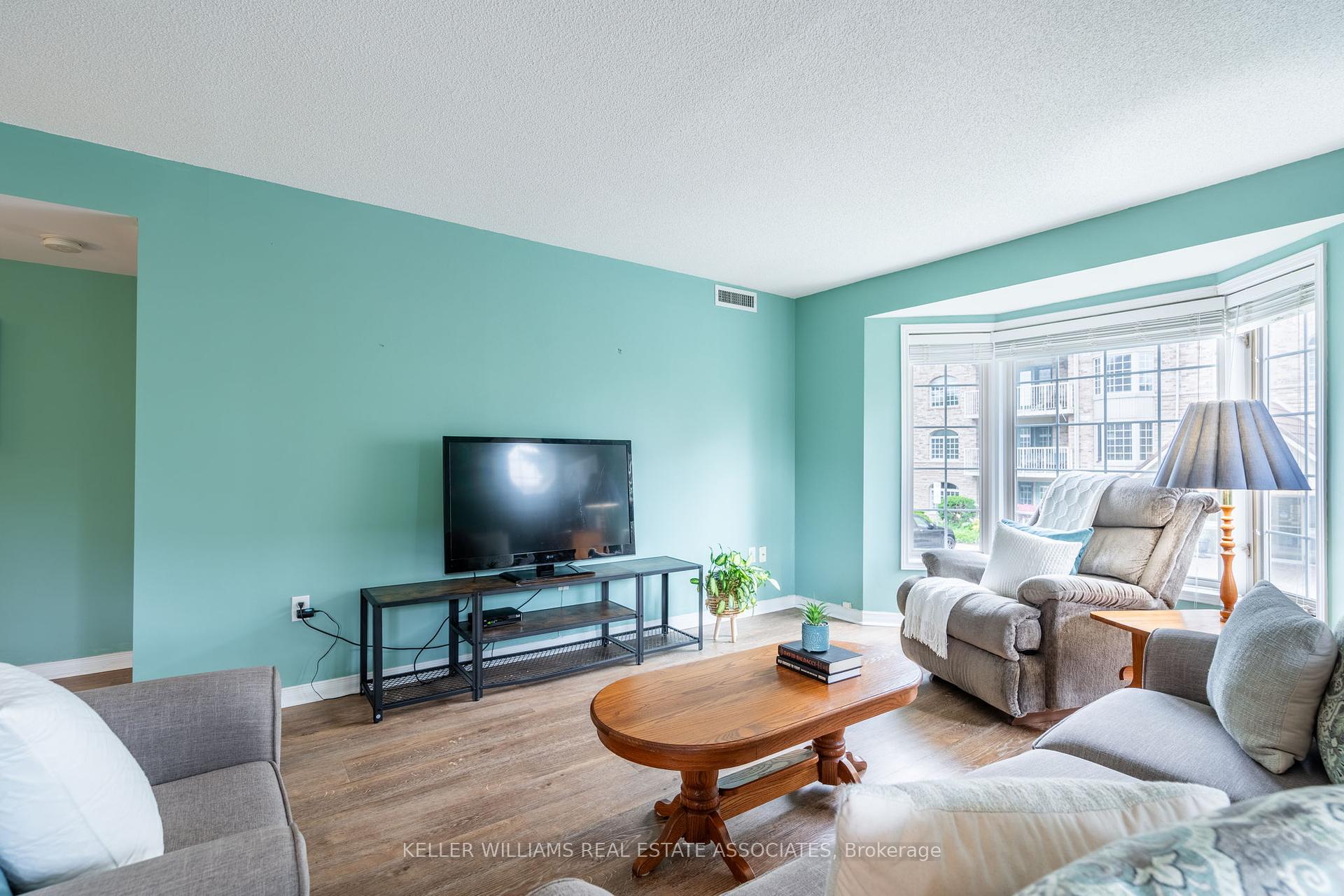 2 Bedrooms Condo at 216 Plains, Burlington For sale