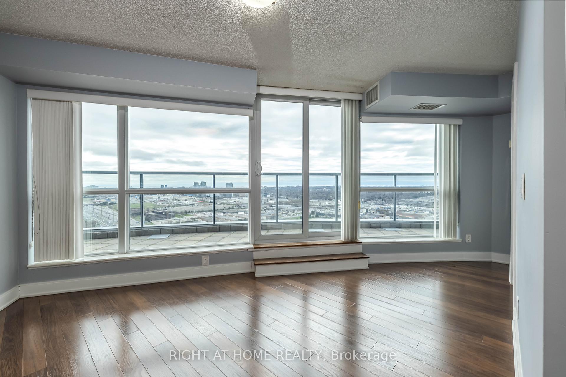 3 Bedrooms Condo at 125 Village Green,  Toronto For sale