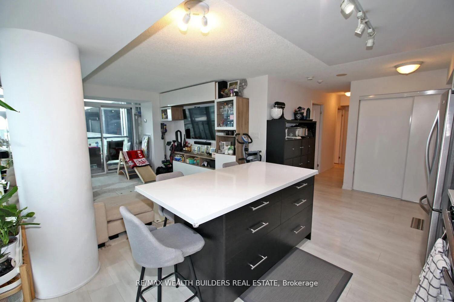2 Bedrooms Condo at 400 Adelaide, Toronto For sale