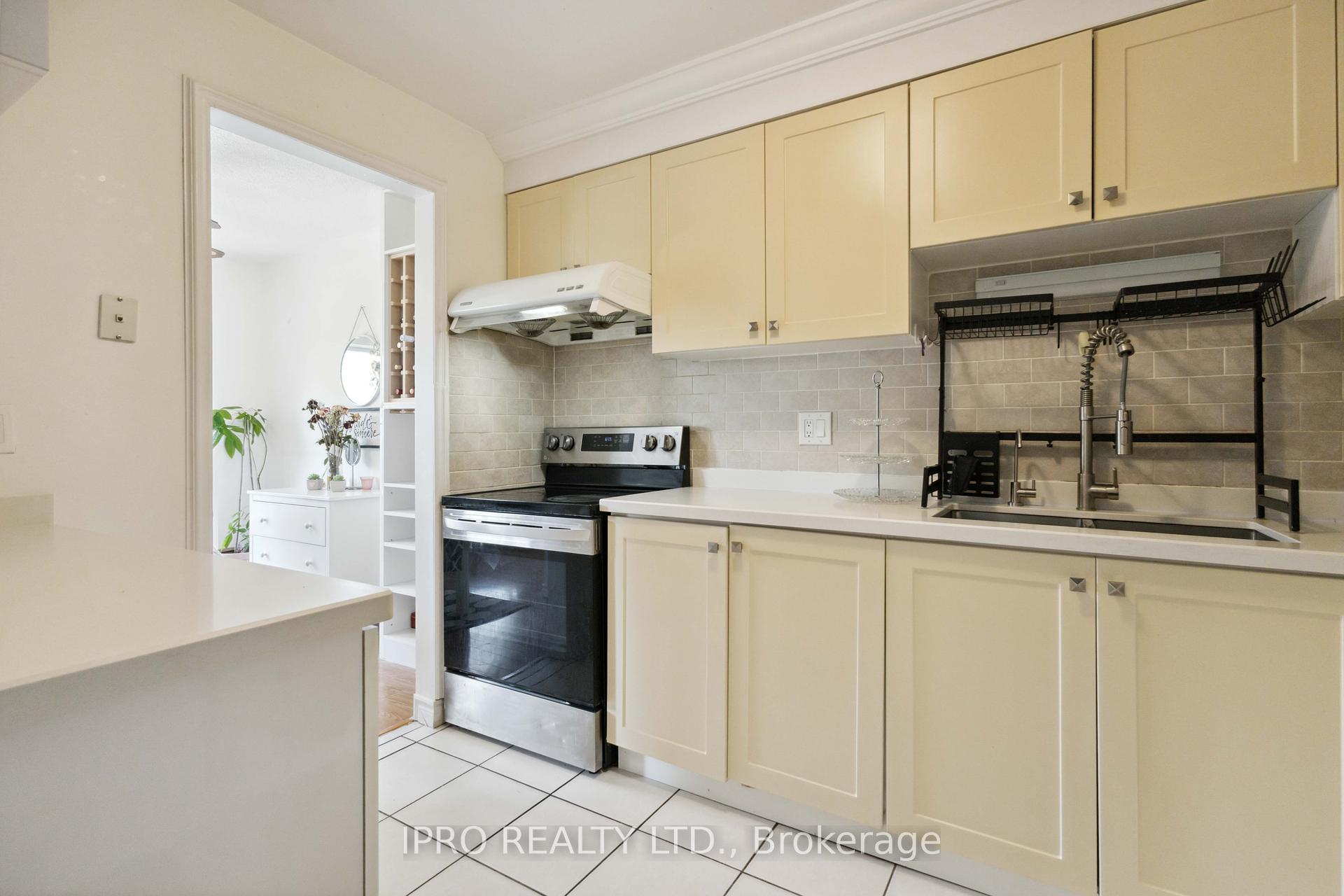 5 Bedrooms Condo at 50 Bridletowne, Toronto For sale