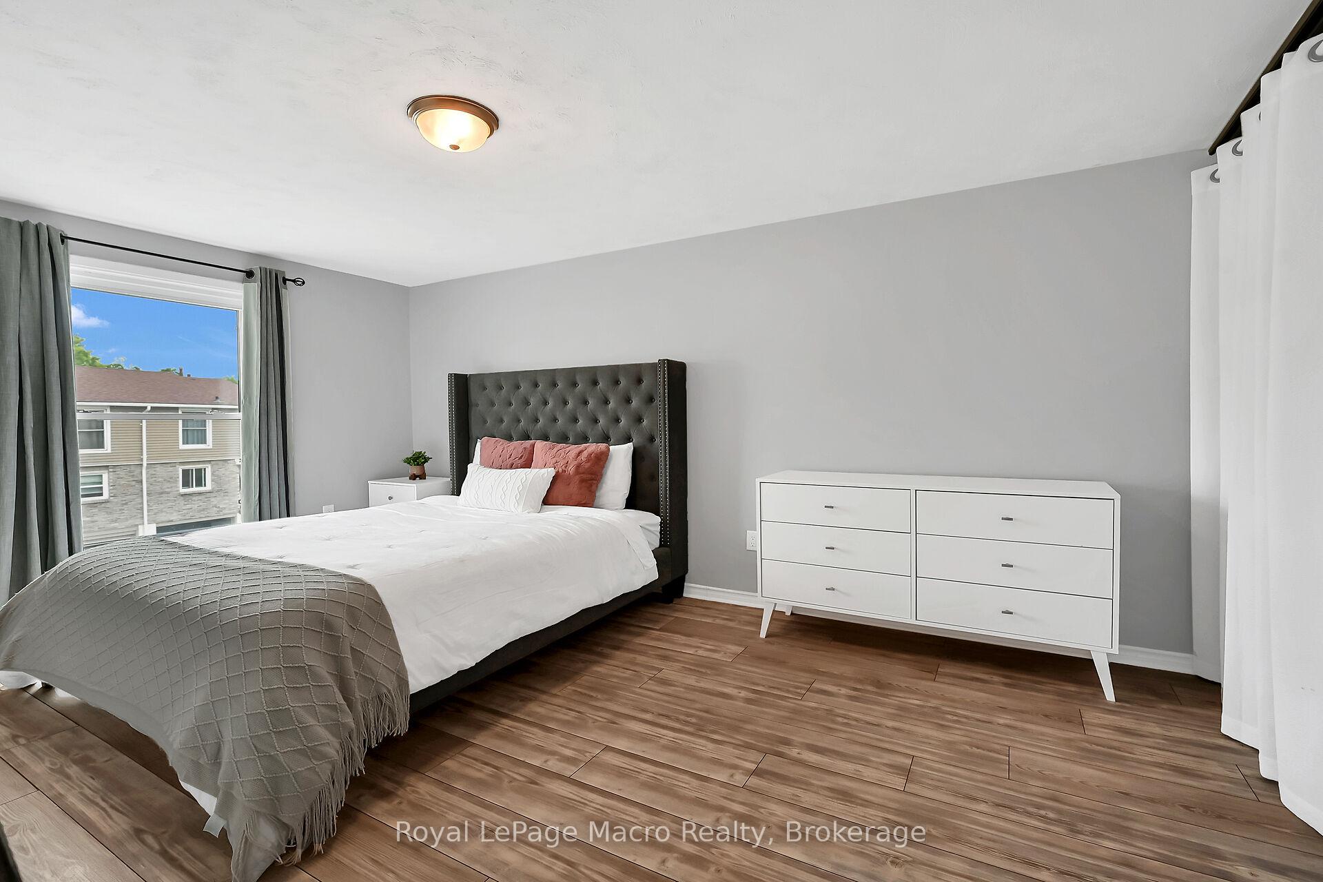 3 Bedrooms Condo at 10 Angus, Hamilton For sale