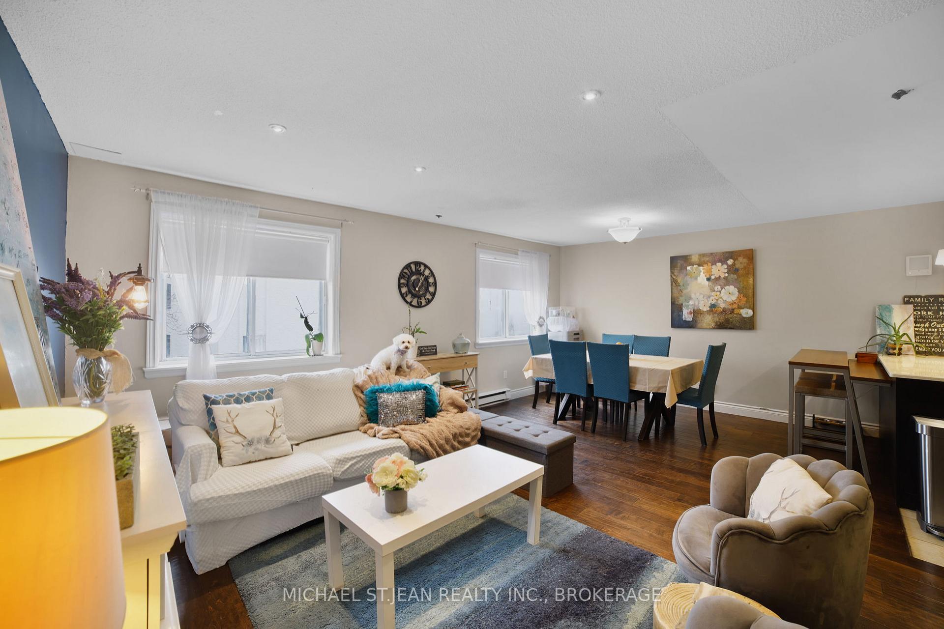 4 Bedrooms Condo at 1016 Falgarwood,  Oakville For sale