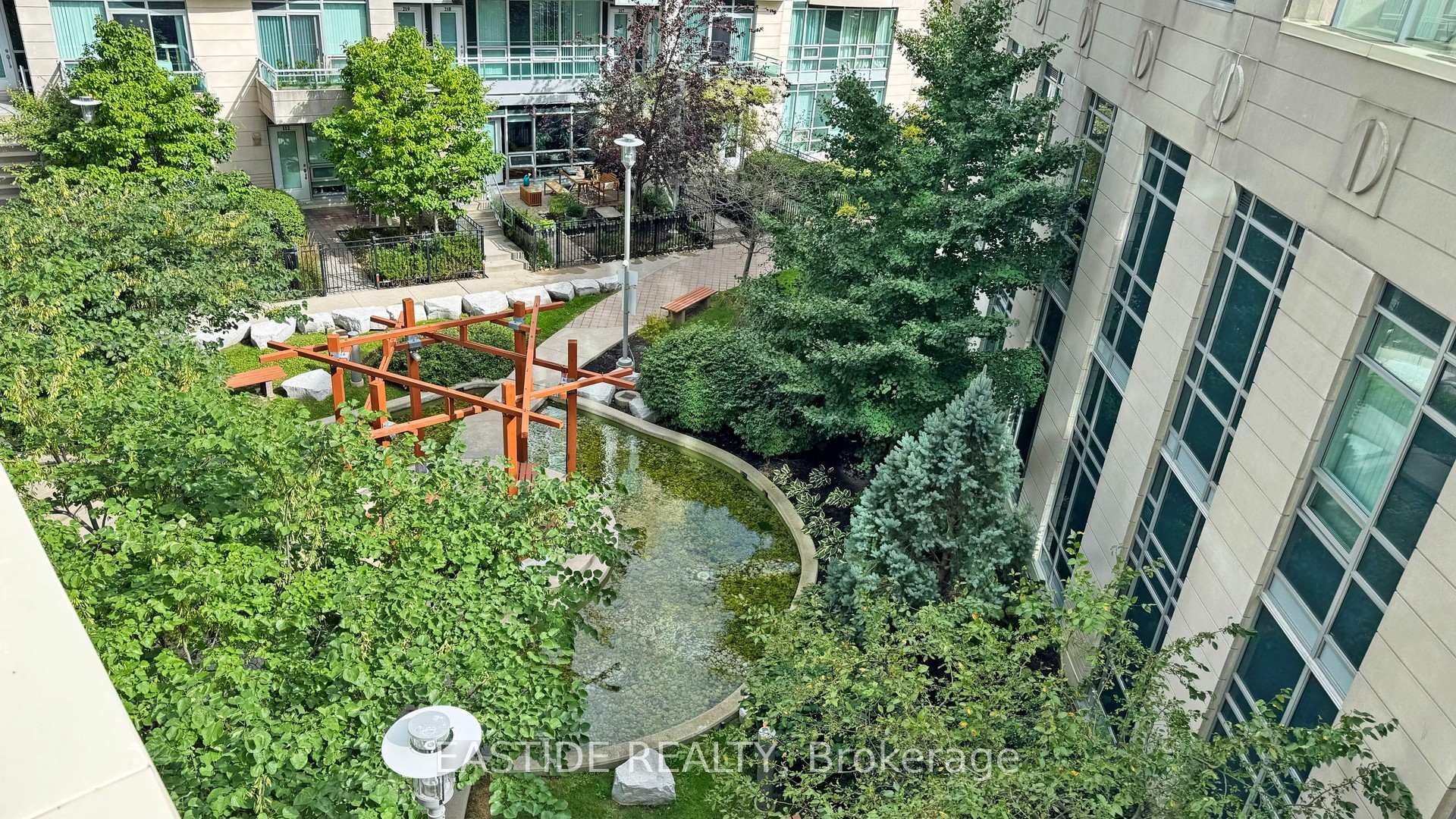 2 Bedrooms Condo at 18 Holmes, Toronto For sale