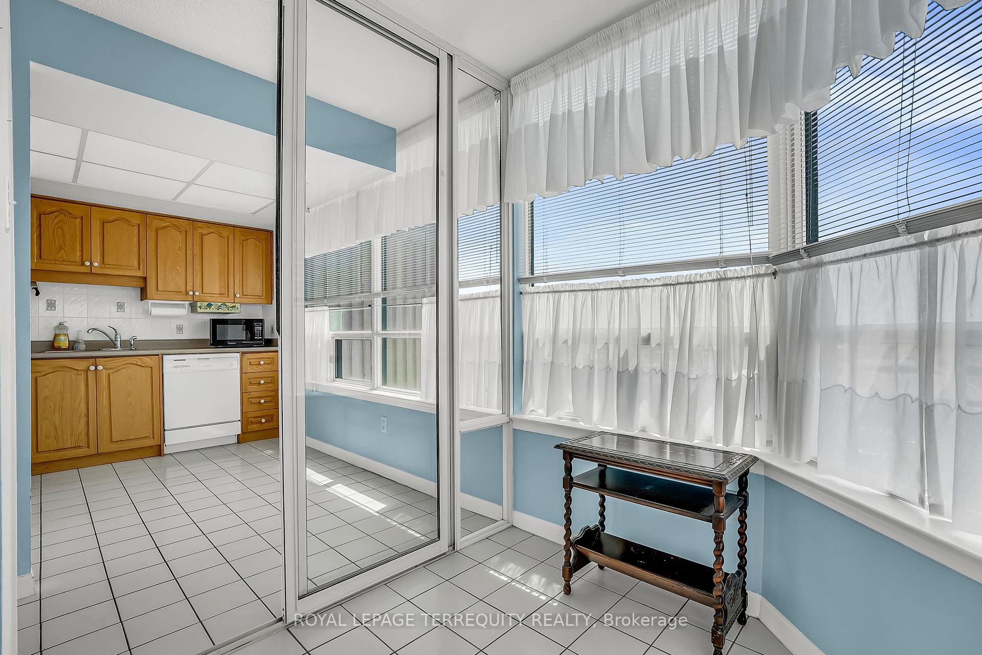 2 Bedrooms Condo at 550 Webb, Mississauga For sale