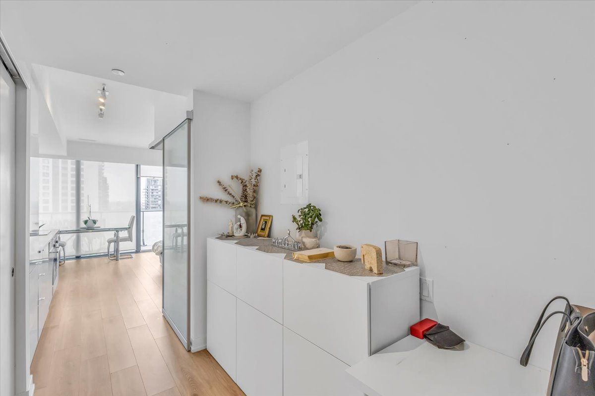 161 Roehampton Avenue 3301