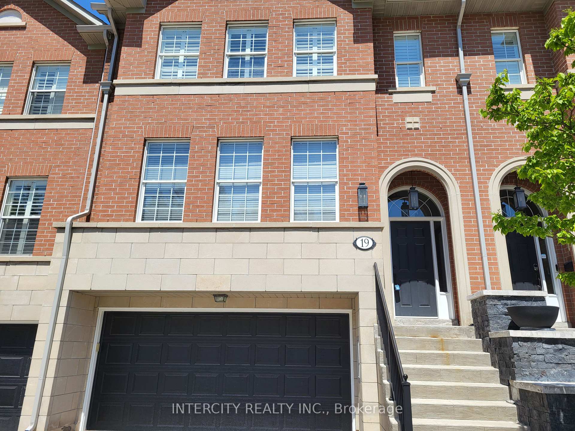 3 Bedrooms Condo at 8038 Yonge, Vaughan For sale