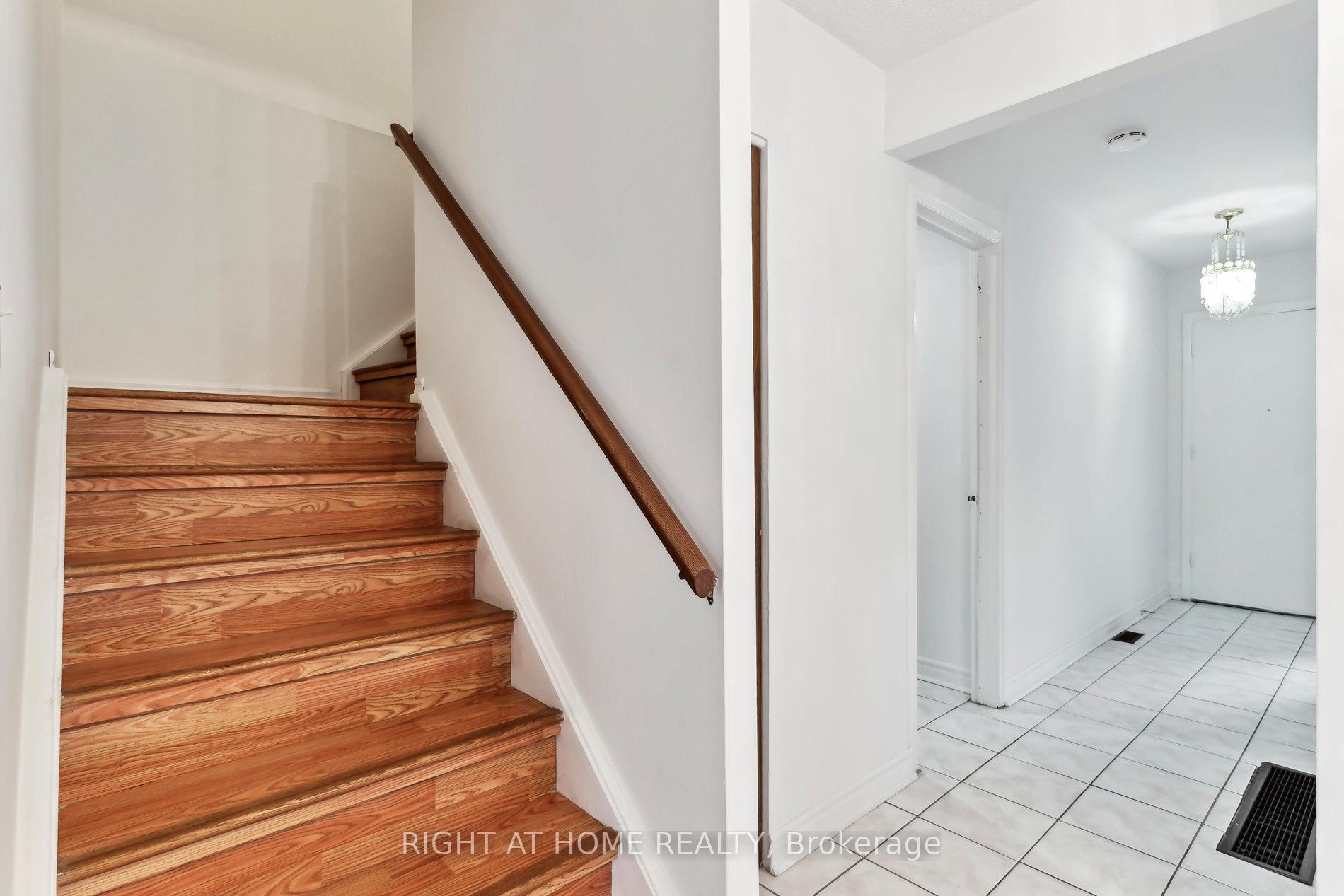 6 Bedrooms Condo at 44 Chester Le, Toronto For sale