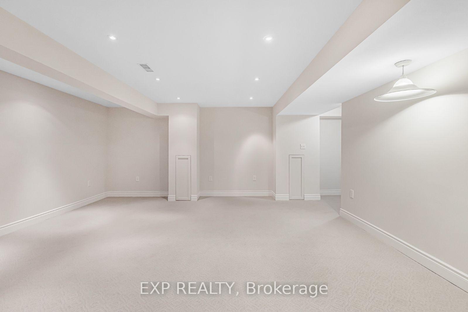 2 Bedrooms Condo at 34 Southbrook, Hamilton For sale