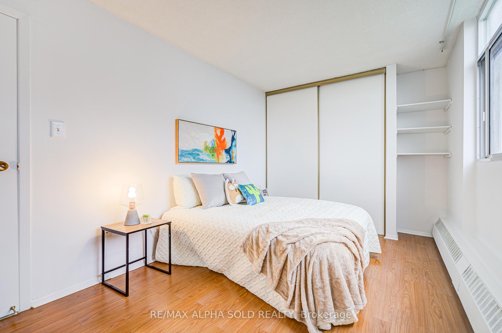 3 Bedrooms Condo at 100 Echo Point, Toronto For sale