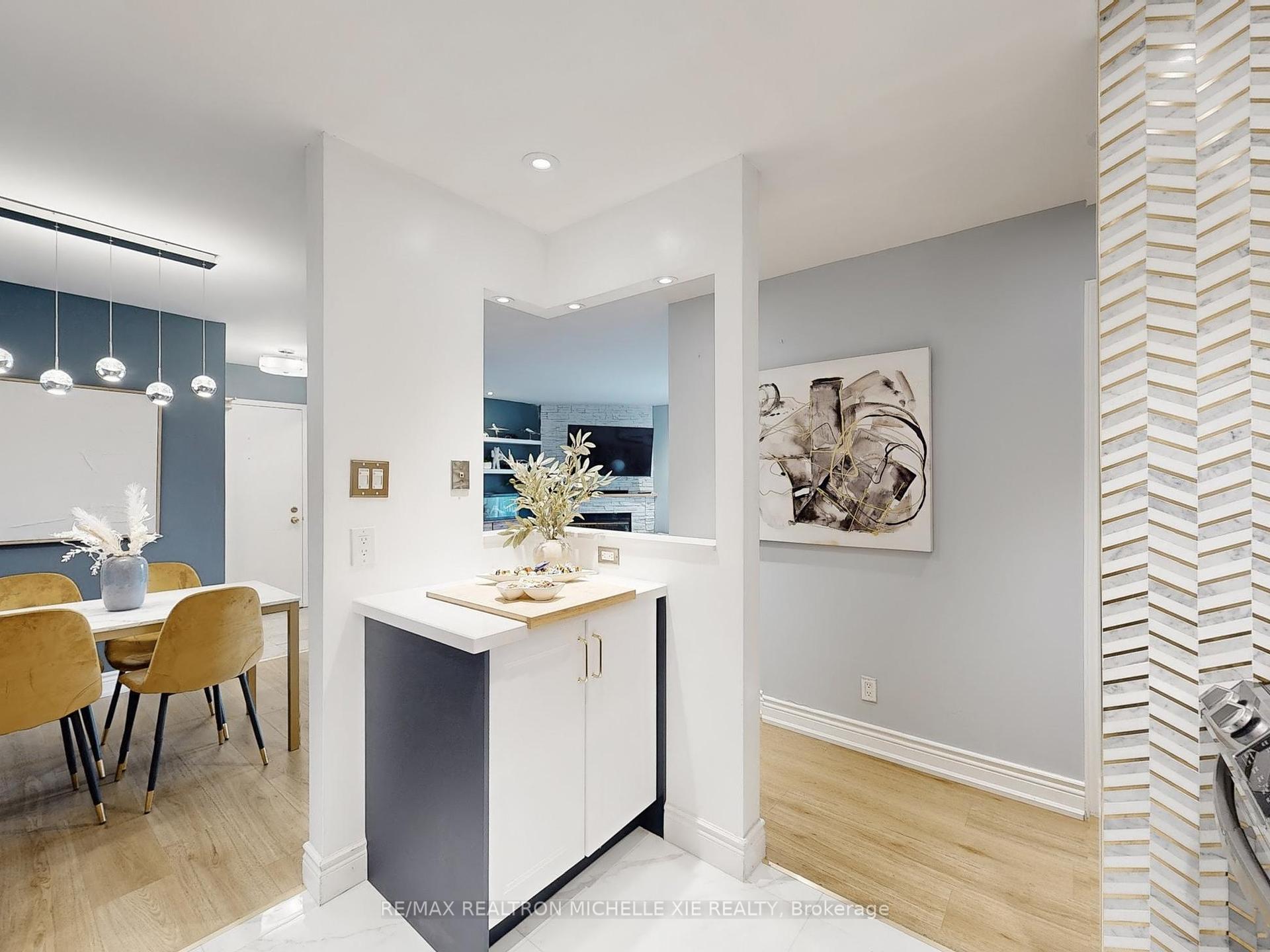 2 Bedrooms Condo at 65 Trailwood, Mississauga For sale