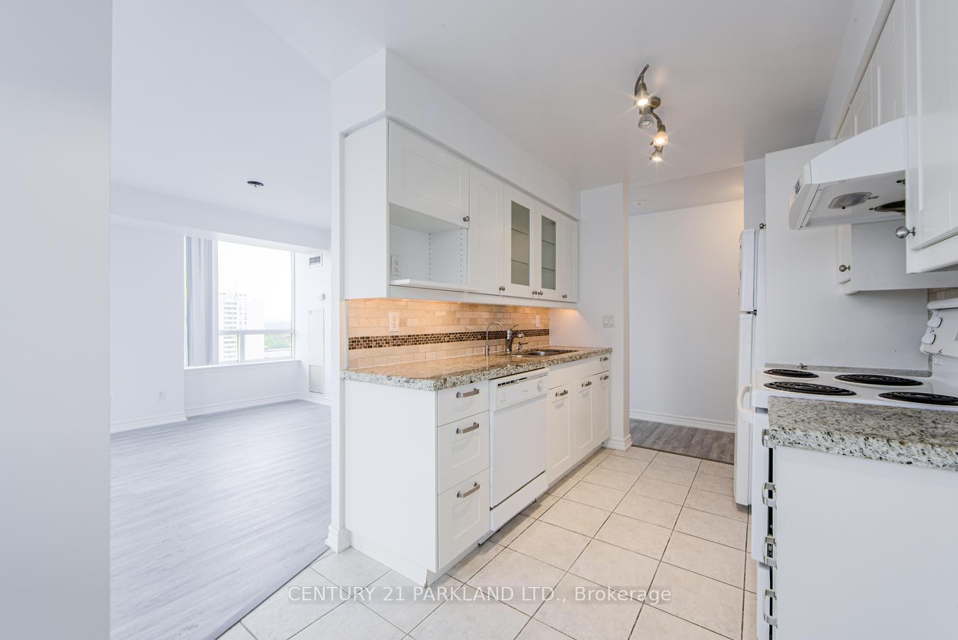3 Bedrooms Condo at 8 Rean, Toronto For sale