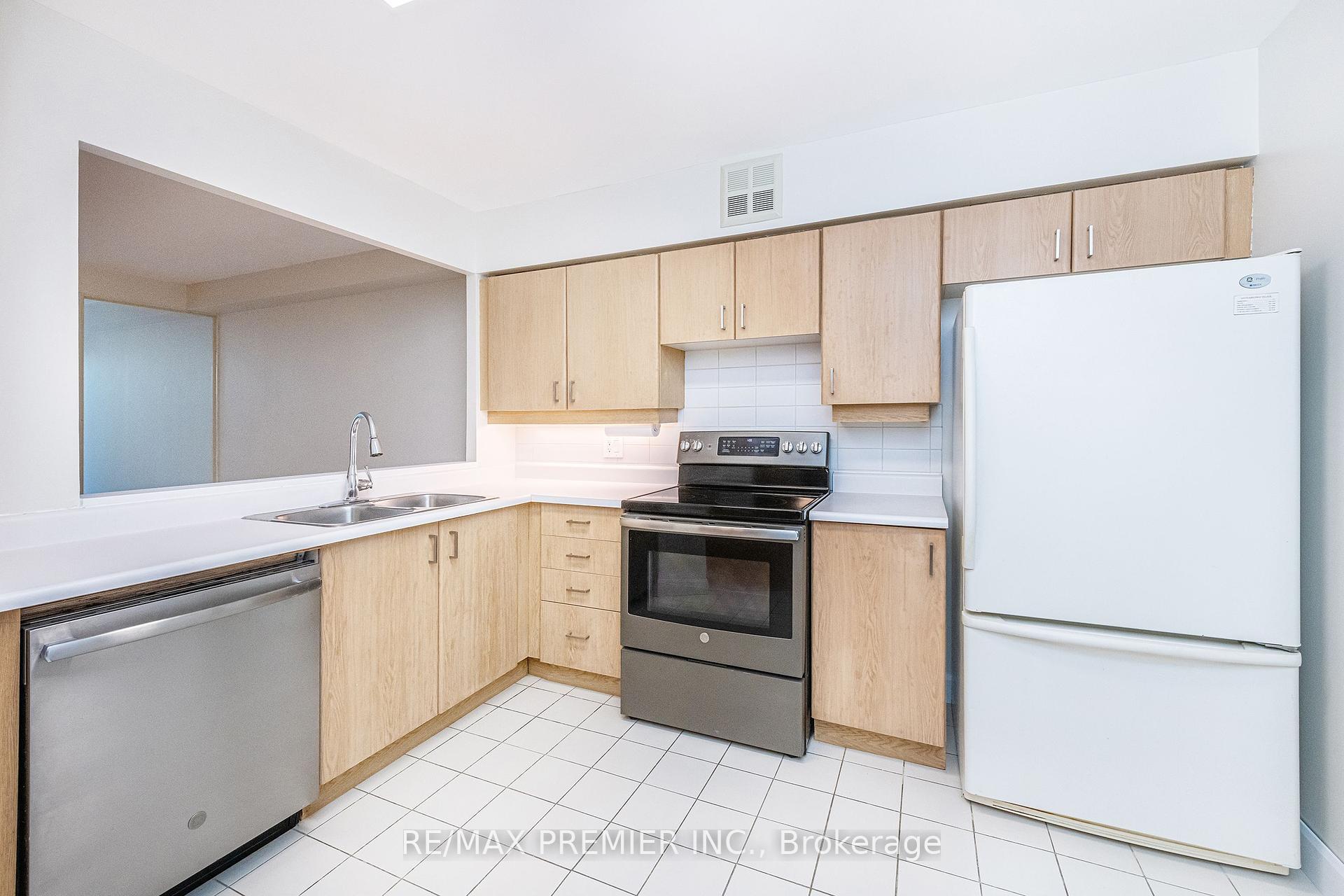 2 Bedrooms Condo at 20 Southport,  Toronto For sale