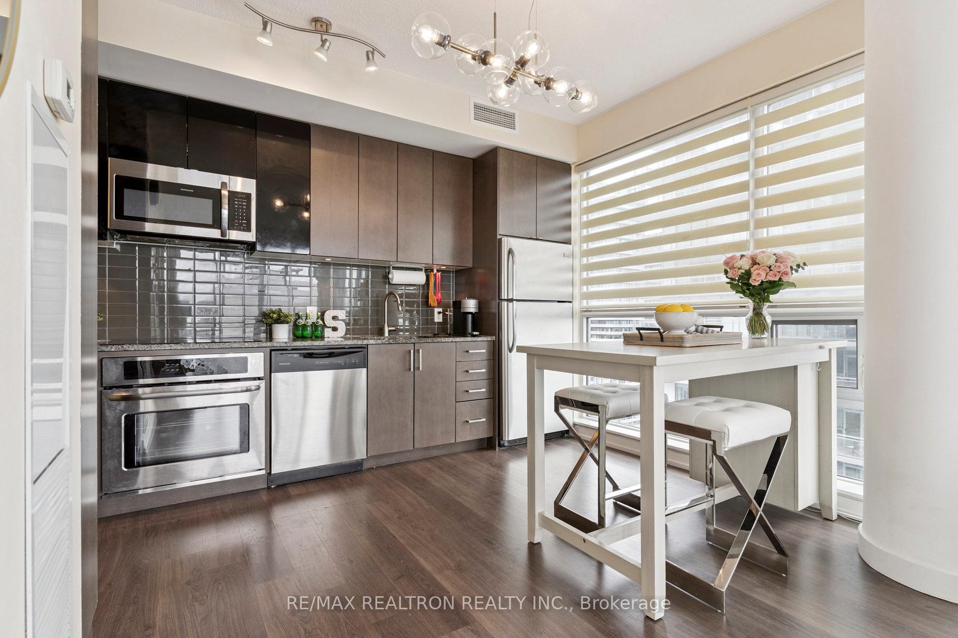 2 Bedrooms Condo at 89 Dunfield, Toronto For sale