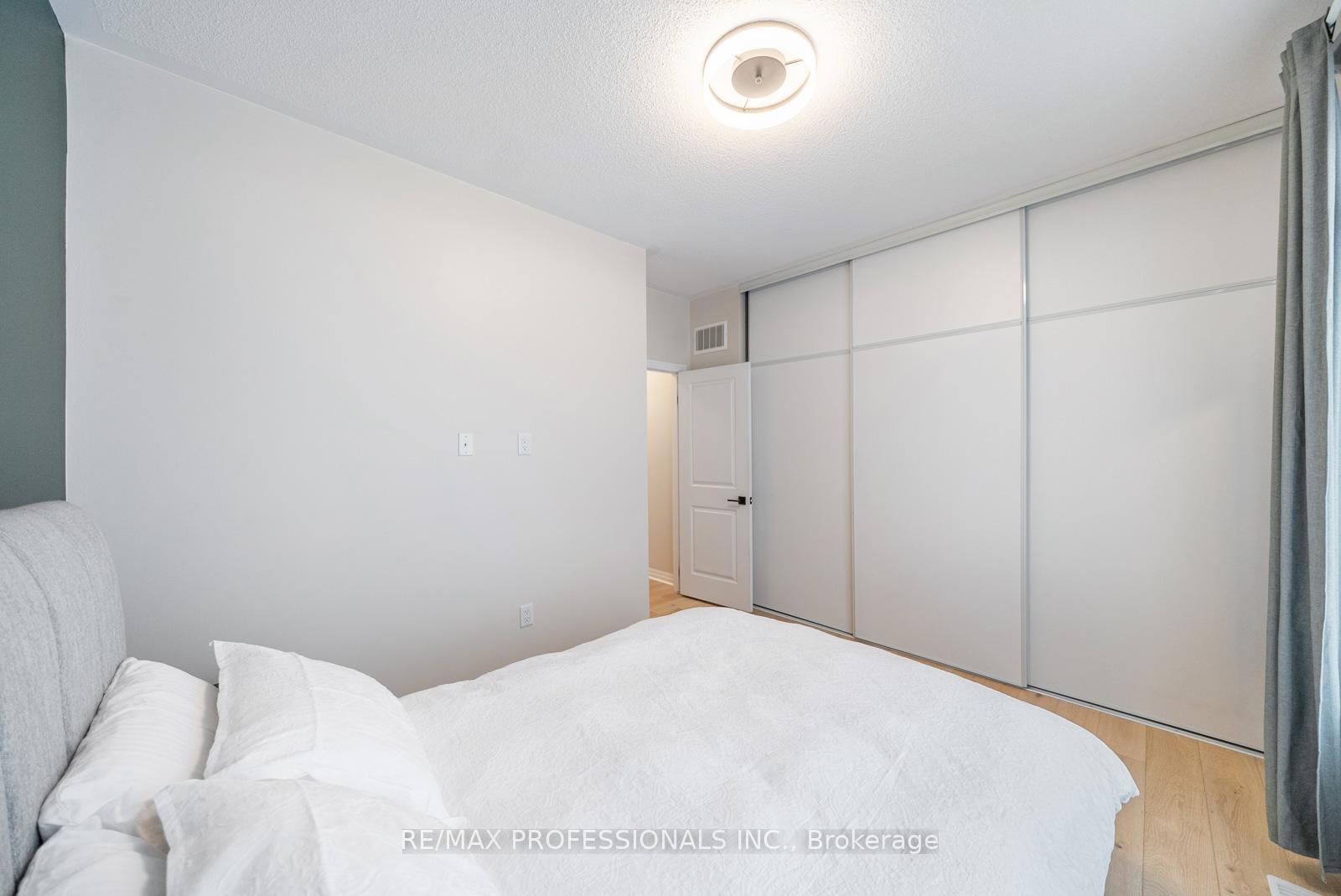 2 Bedrooms Condo at 1437 Lakeshore,  Mississauga For sale