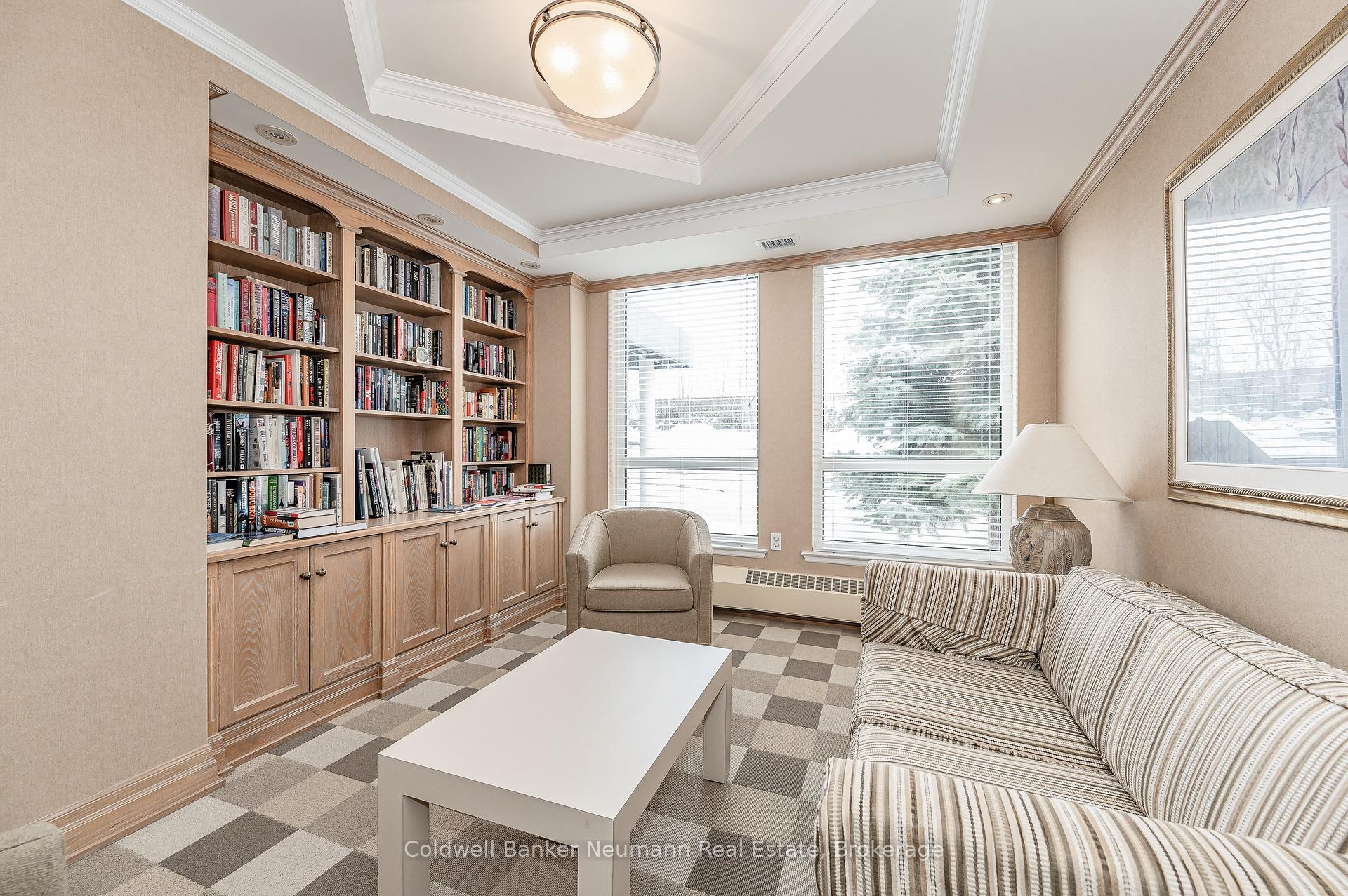 2 Bedrooms Condo at 60 Old Mill, Oakville For sale