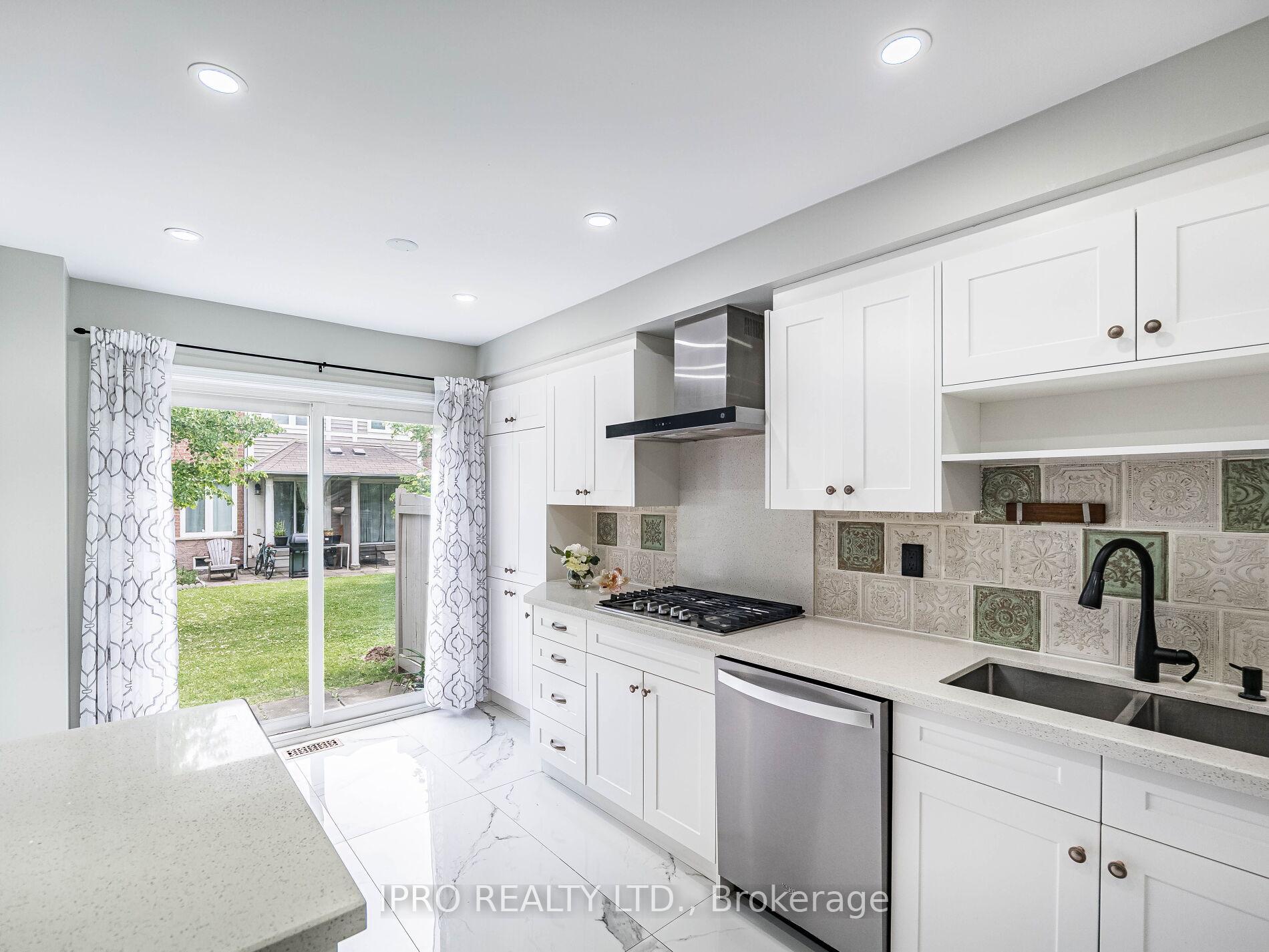4 Bedrooms Condo at 833 Scollard, Mississauga For sale