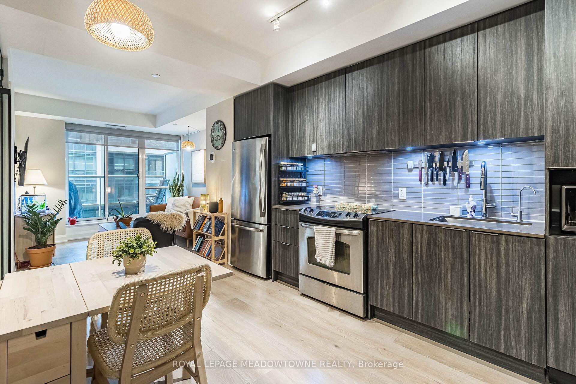 2 Bedrooms Condo at 110 Marine Parade, Toronto For sale