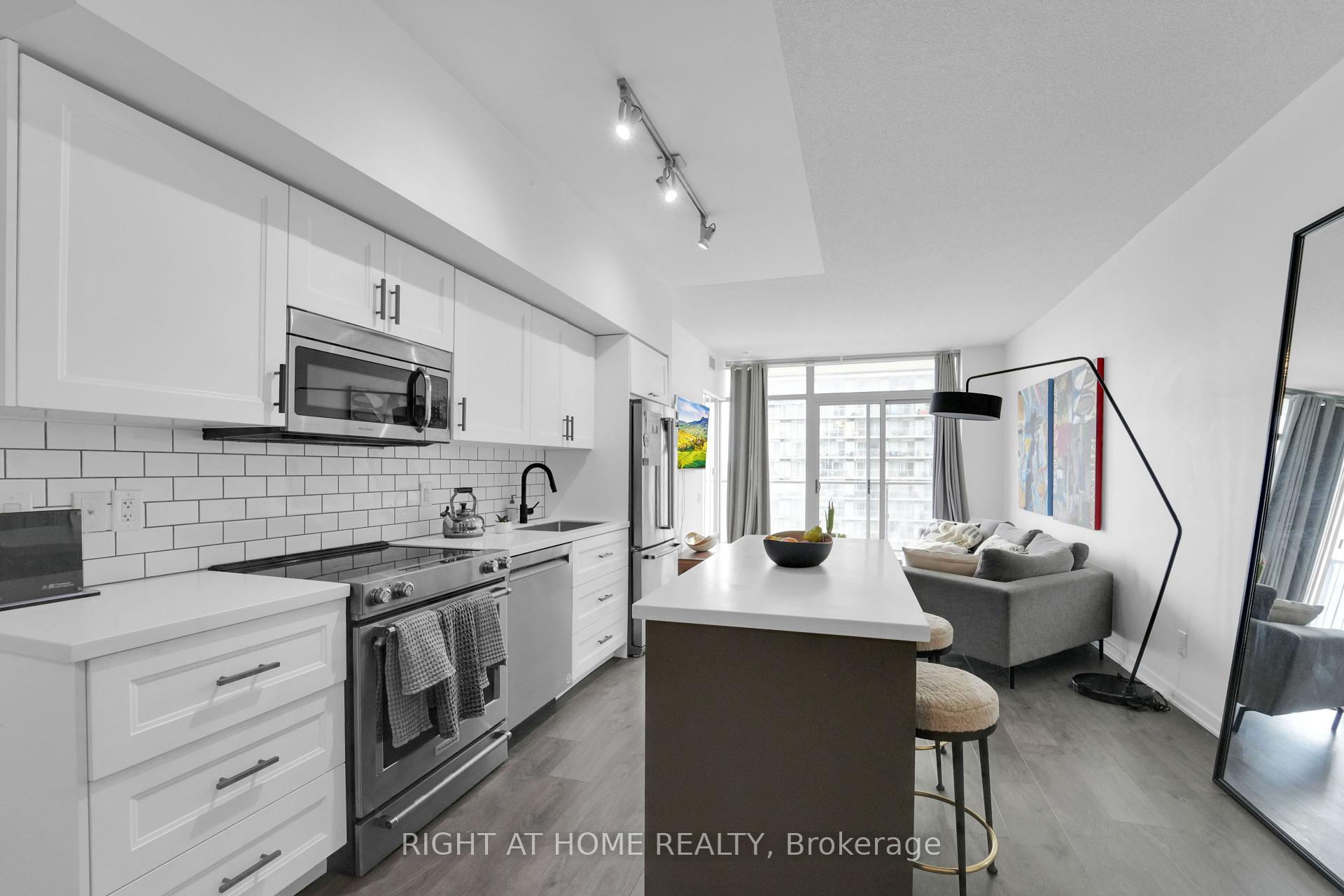 2 Bedrooms Condo at 105 THE QUEENSWAY, Toronto For sale