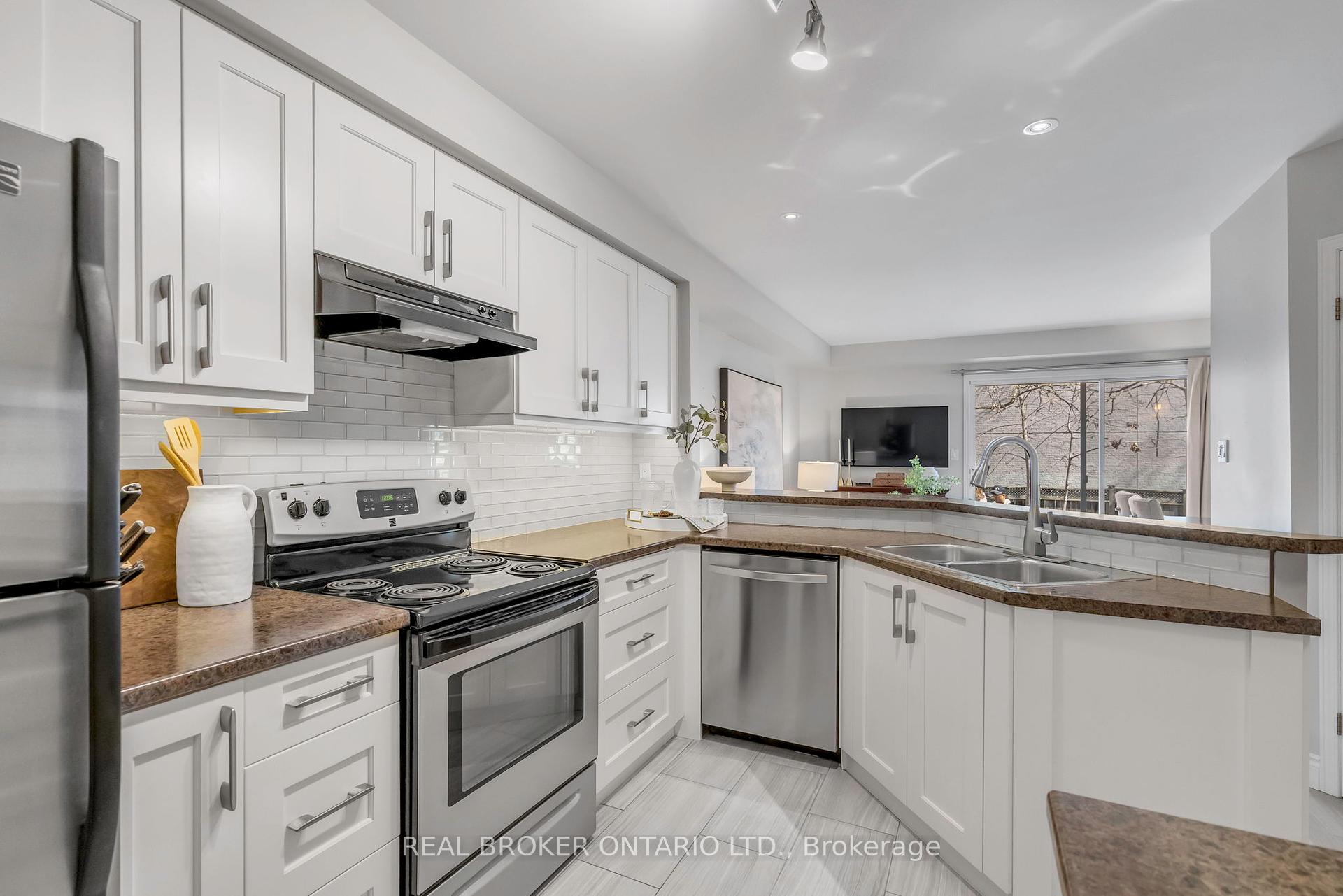 2 Bedrooms Condo at 2015 Cleaver, Burlington For sale
