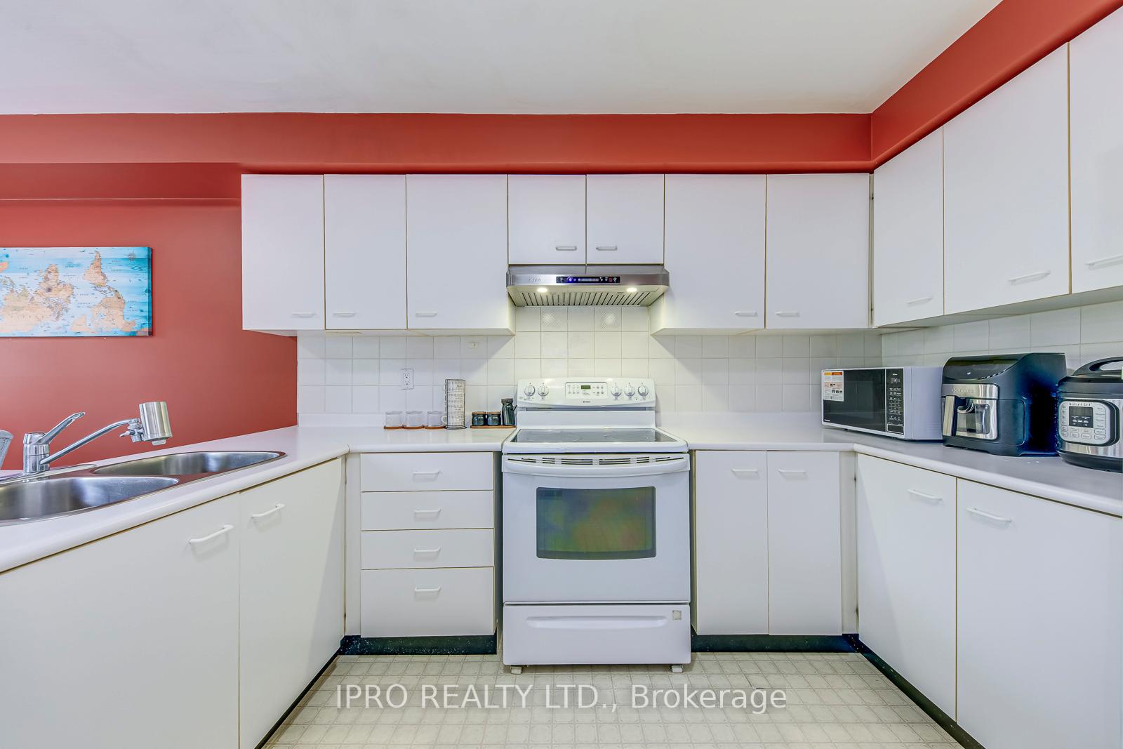 3 Bedrooms Condo at 2051 MERCHANTS, Oakville For sale