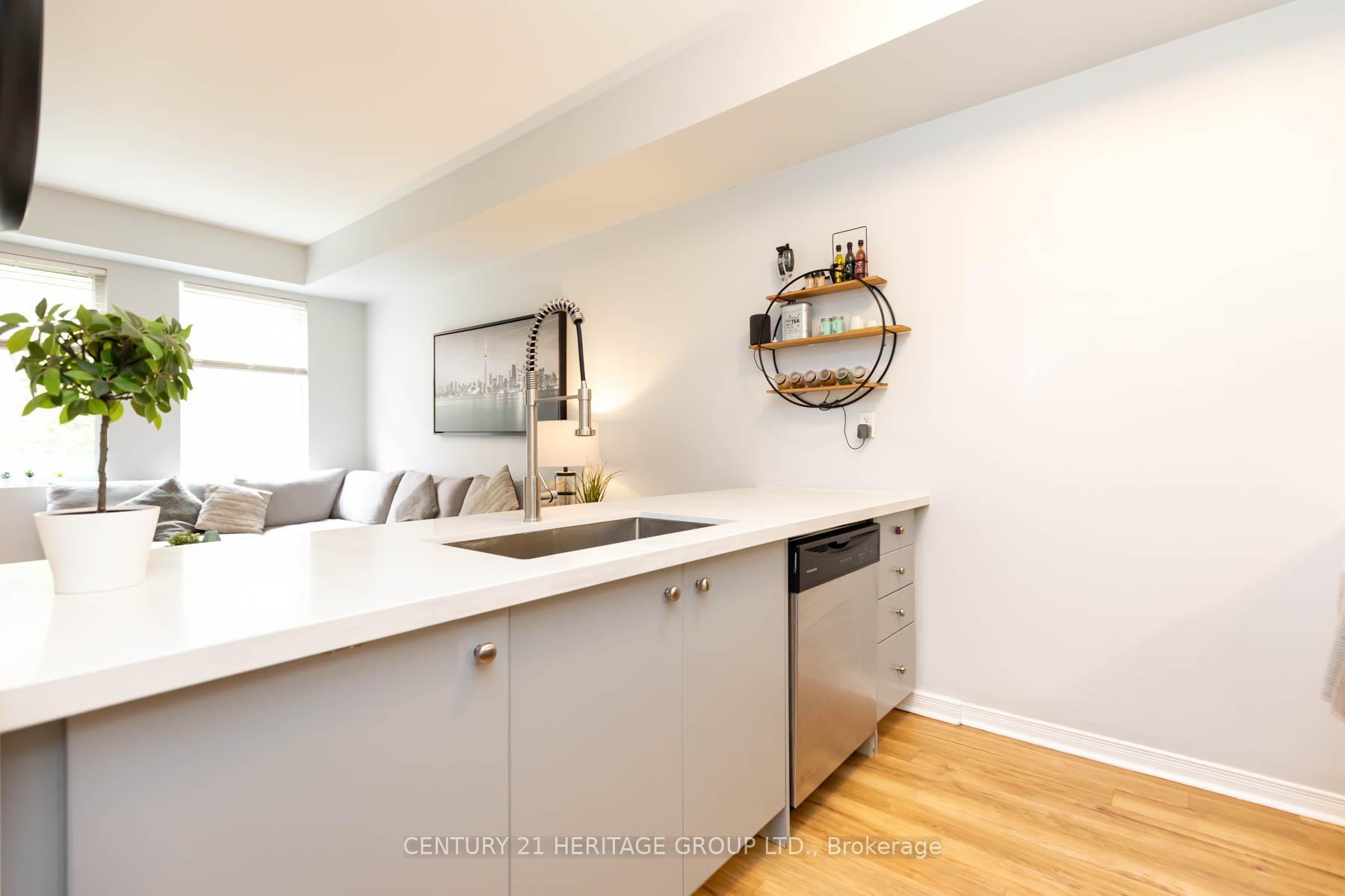 2 Bedrooms Condo at 68 Winston Park, Toronto For sale