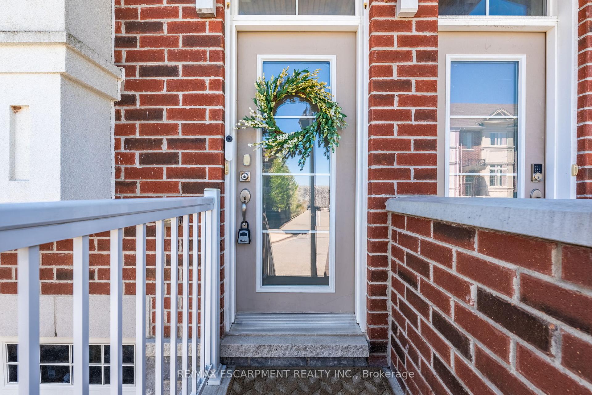 2 Bedrooms Condo at 181 Plains, Burlington For sale