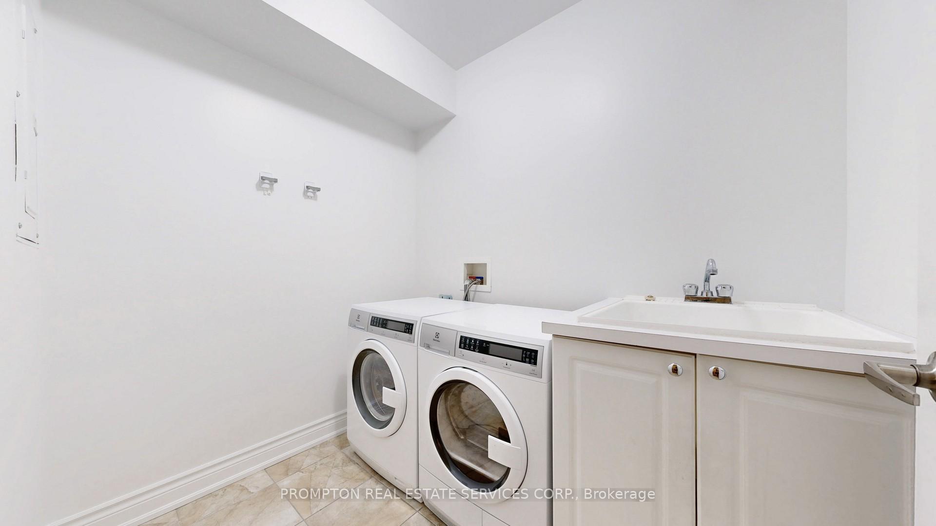 4 Bedrooms Condo at 30 Hargrave, Toronto For sale