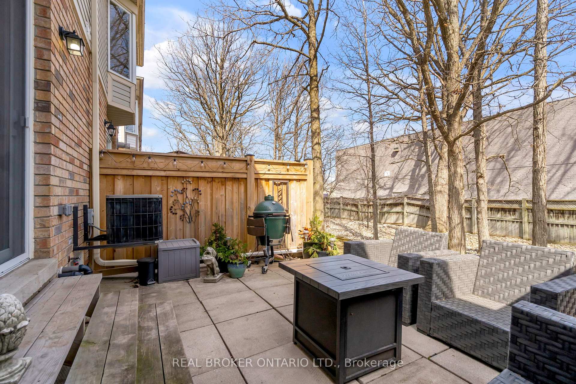 2 Bedrooms Condo at 2015 Cleaver, Burlington For sale
