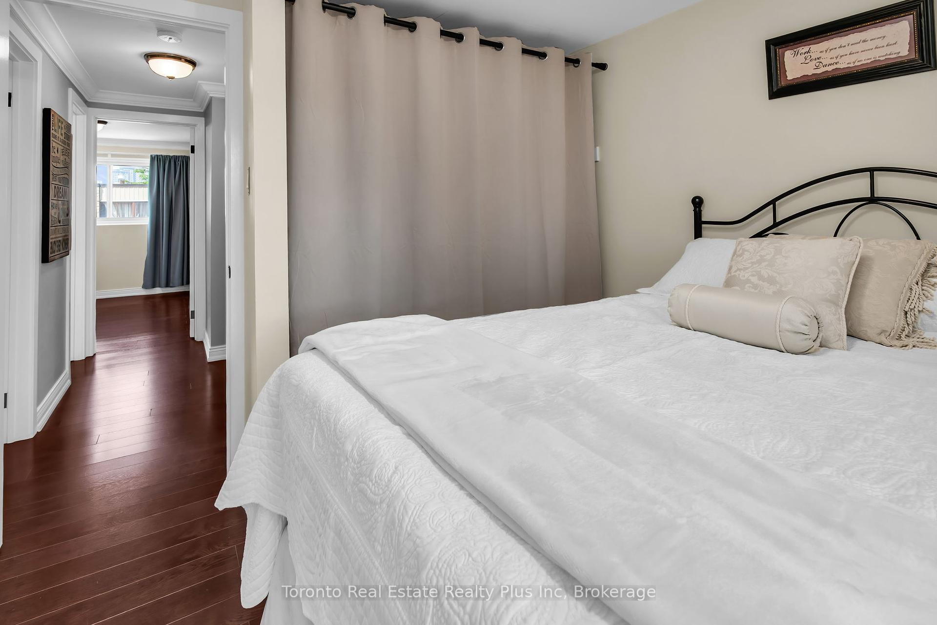 3 Bedrooms Condo at 400 Bloor, Mississauga For sale