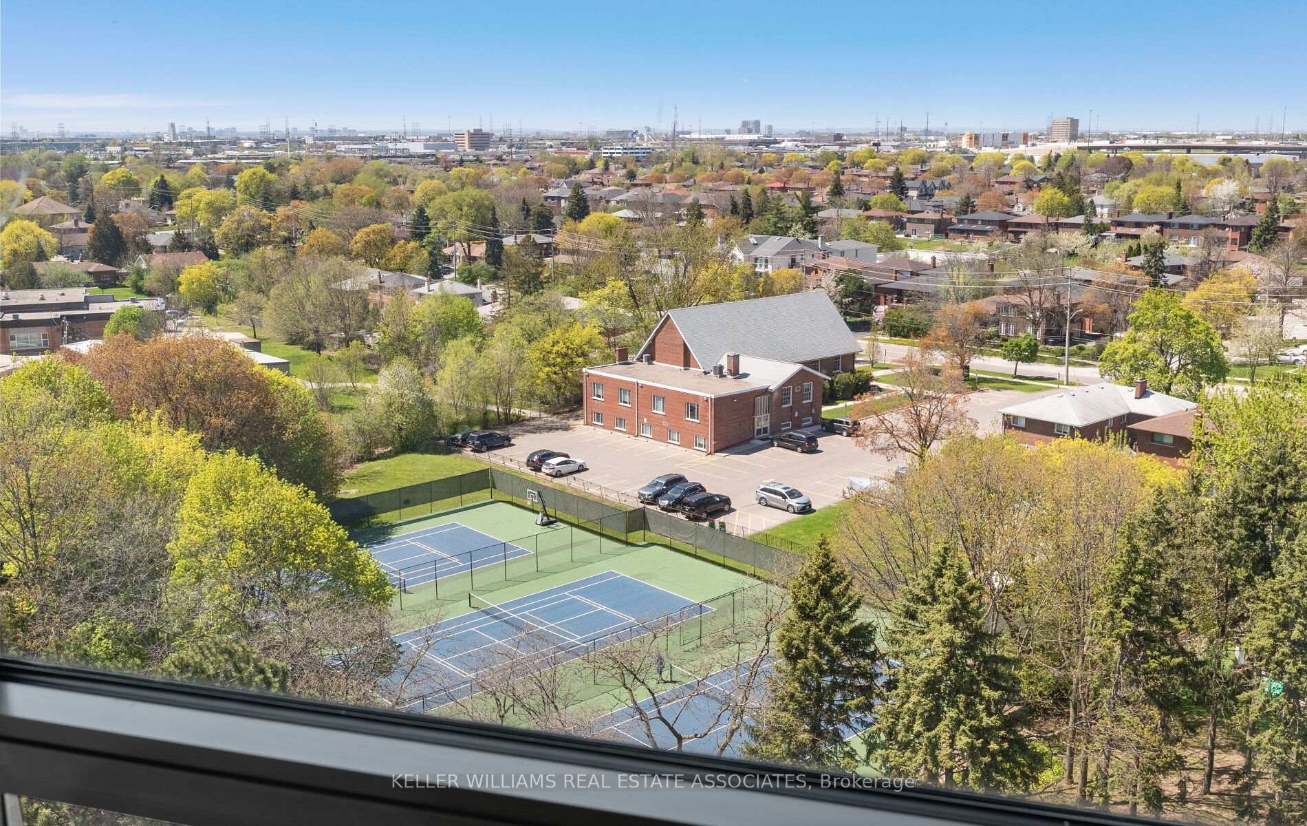 3 Bedrooms Condo at 2010 Islington, Toronto For sale