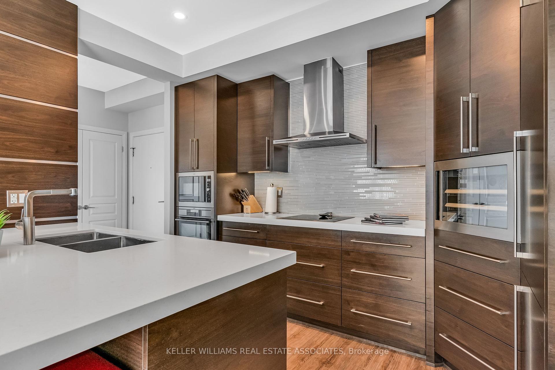 2 Bedrooms Condo at 1 Hurontario, Mississauga For sale