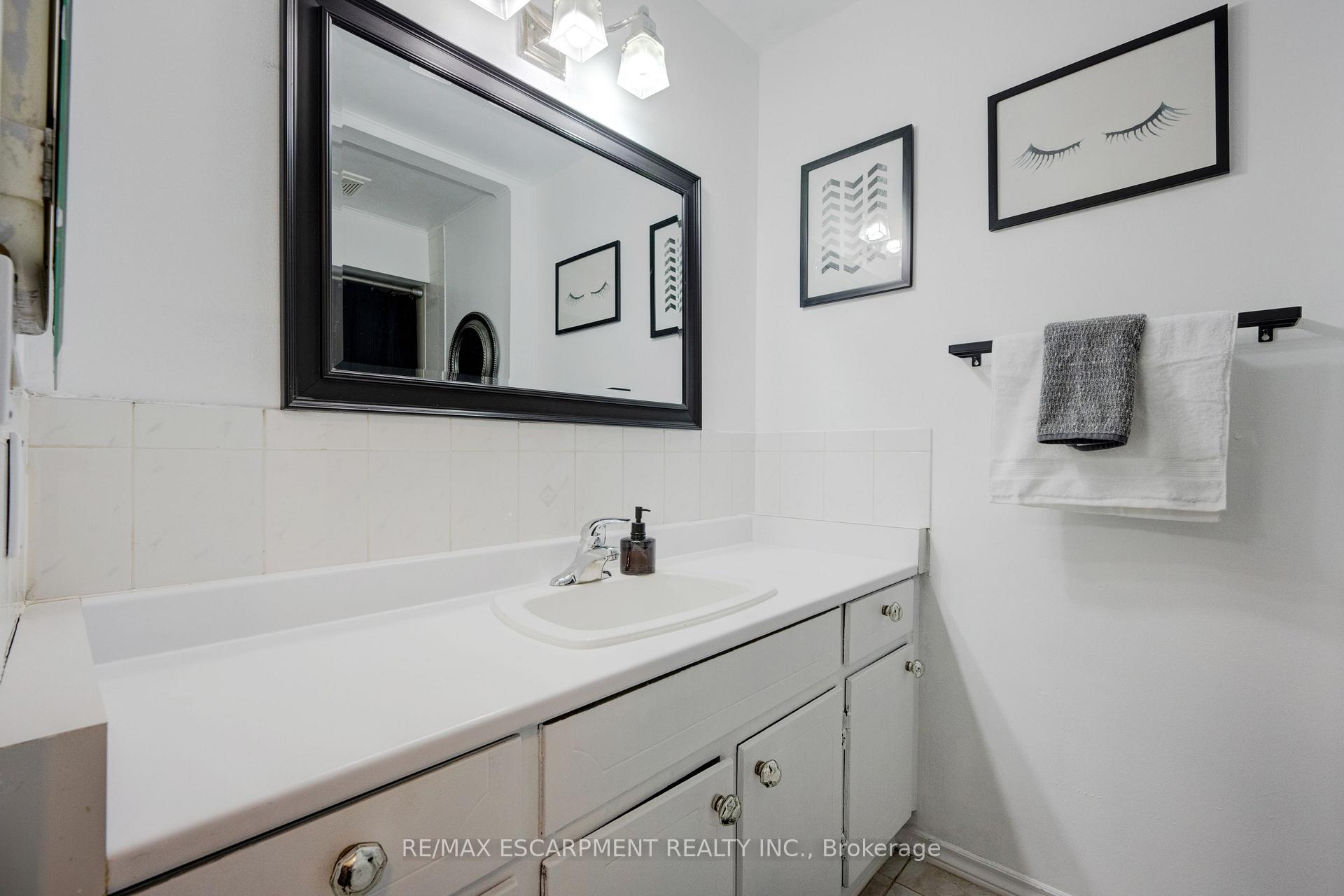4 Bedrooms Condo at 3430 Brandon Gate, Mississauga For sale