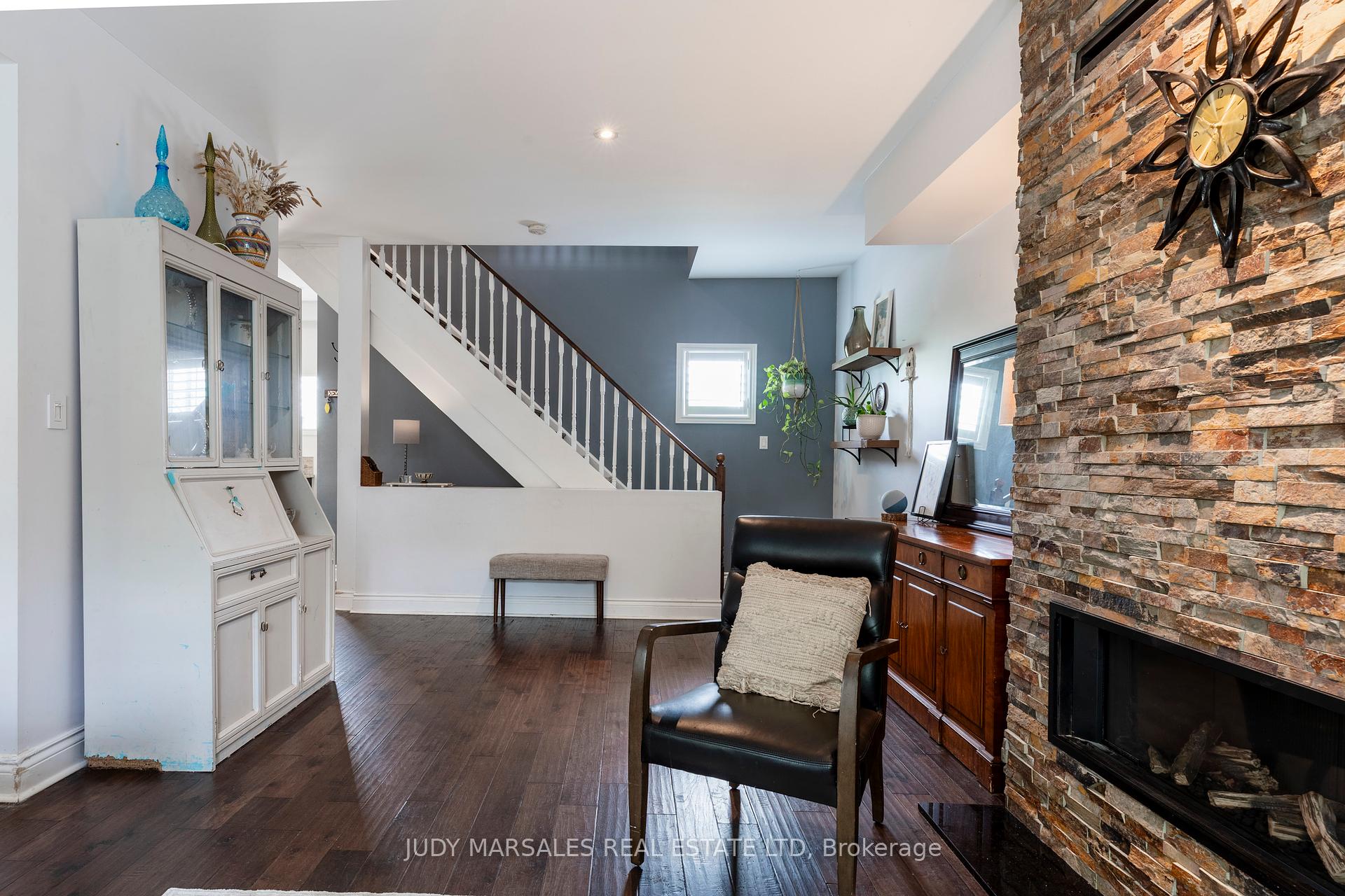 3 Bedrooms Condo at 100 Beddoe, Hamilton For sale