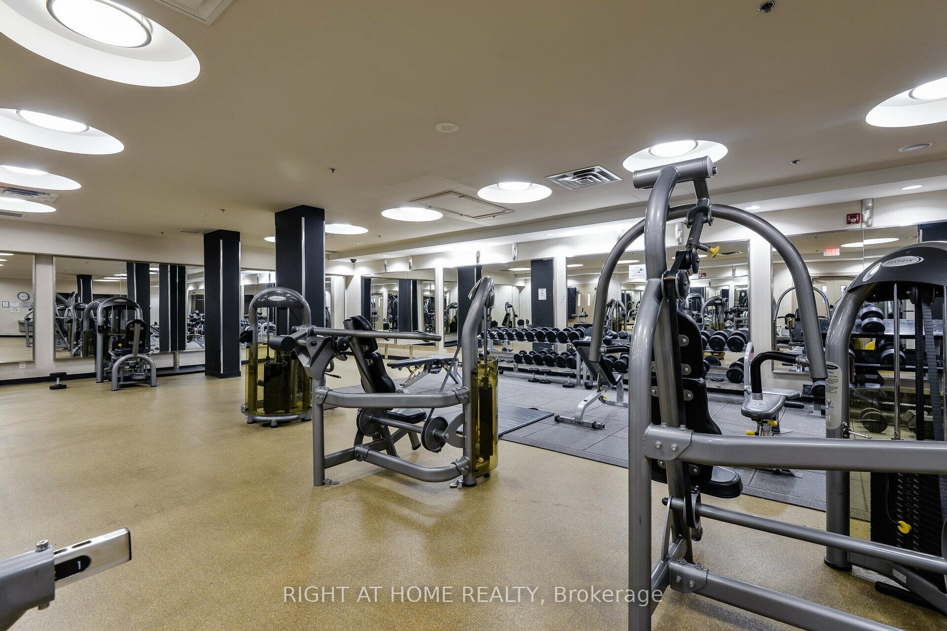 2 Bedrooms Condo at 70 Absolute, Mississauga For sale
