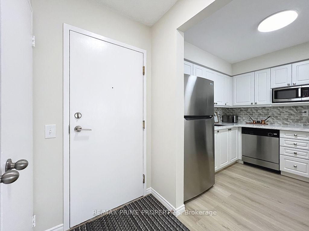 2 Bedrooms Condo at 91 Townsgate, Vaughan For sale