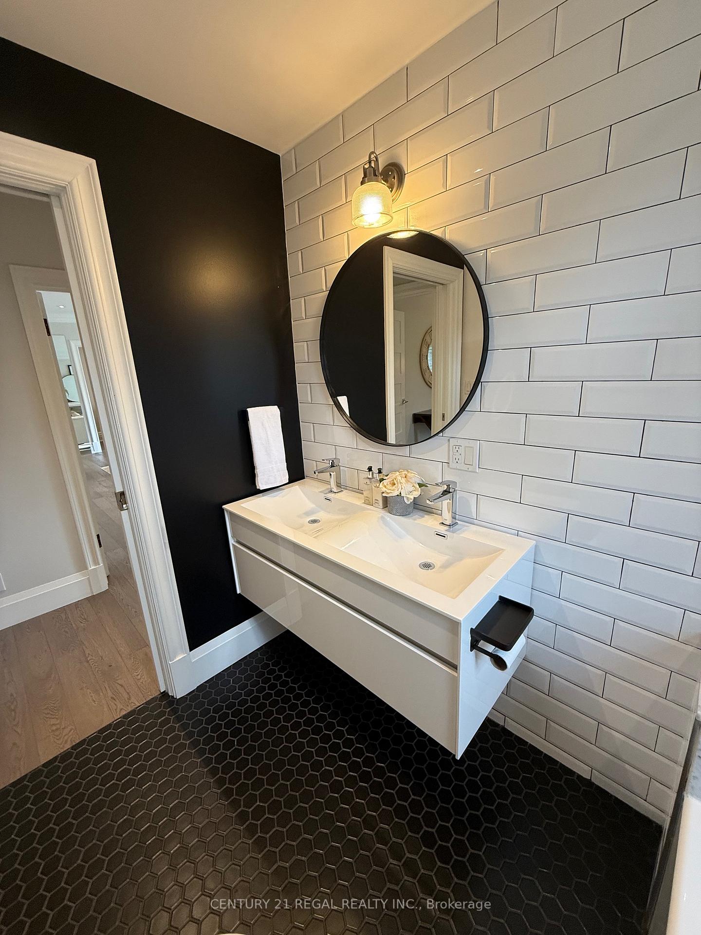 2 Bedrooms Condo at 93 Douglas, Toronto For sale